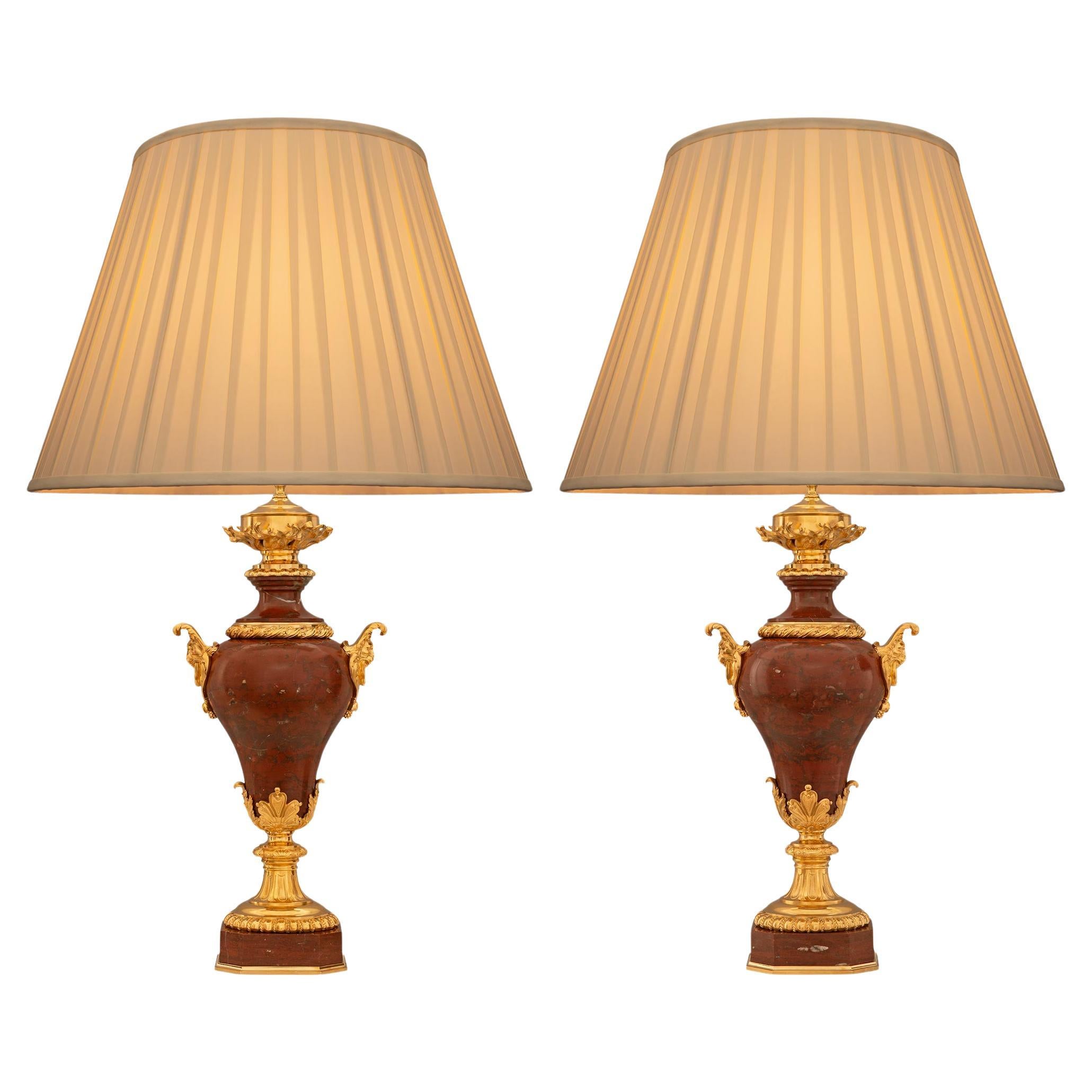 Paire de lampes en marbre Rouge Griotte et bronze doré de style Louis XVI du 19ème siècle. Lampe en marbre Rouge Griotte et bronze doré