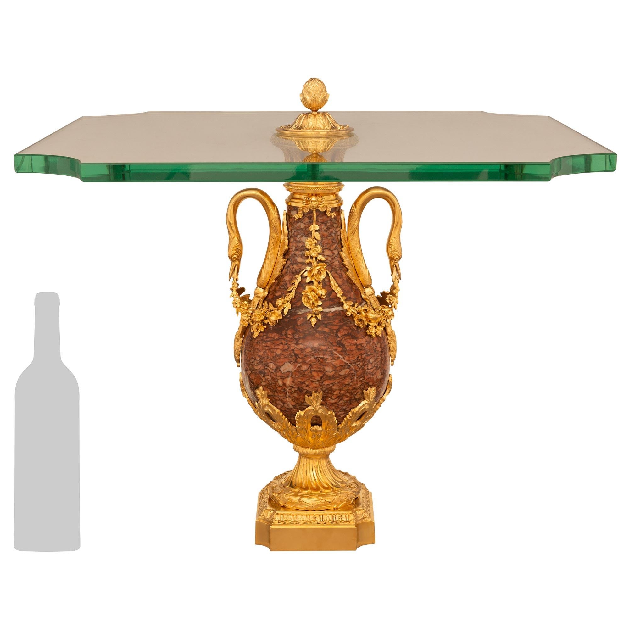 Superbe paire de tables d'appoint en marbre rouge griotte, verre et bronze doré de style Louis XVI du 19e siècle. Rouge Griotte, Verre et Ormolu. Chaque table repose sur un socle carré en bronze doré aux angles concaves et sur un support en bronze