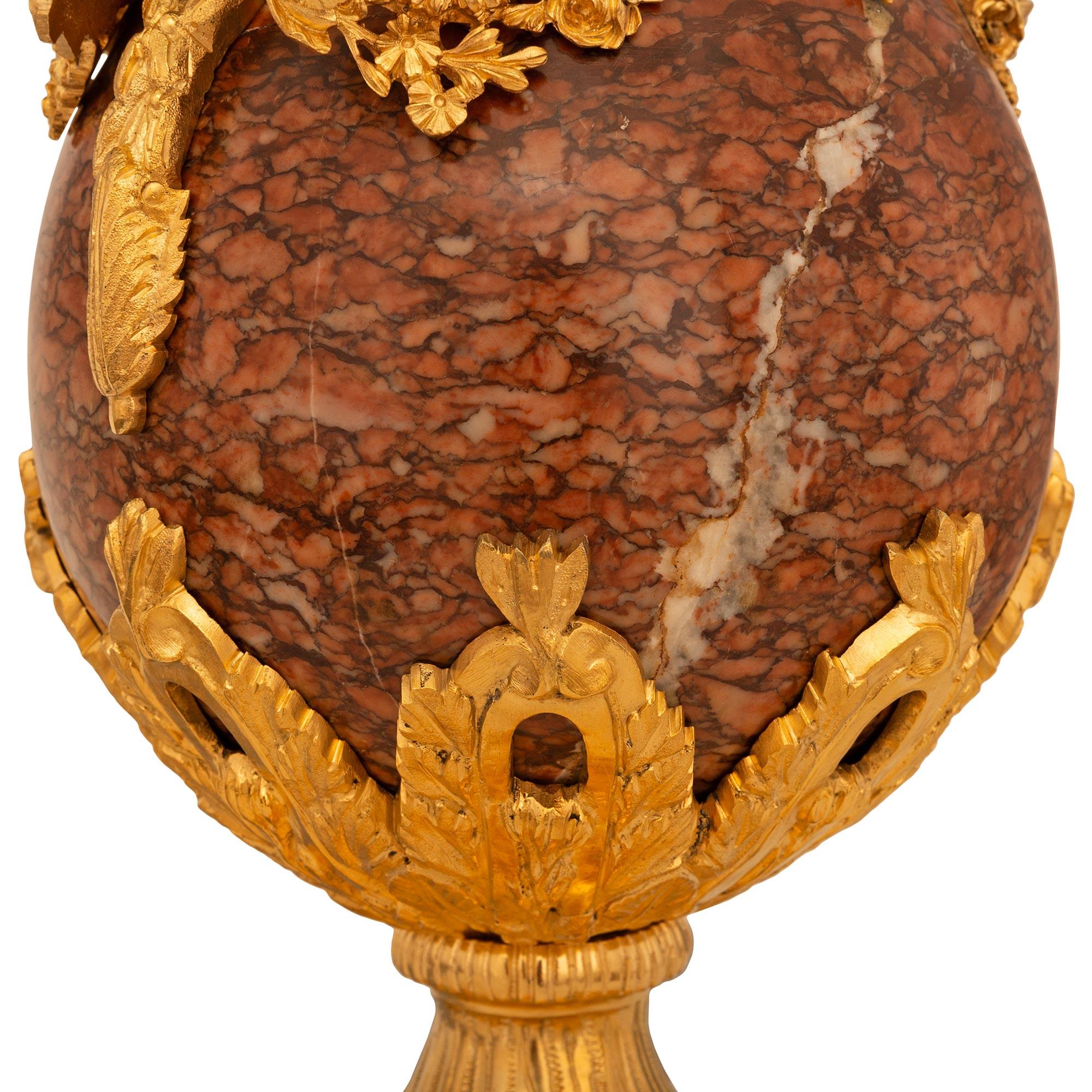 Paire d'objets en marbre rouge Griotte de style Louis XVI du 19e siècle. Marbre Rouge Griotte en vente 2