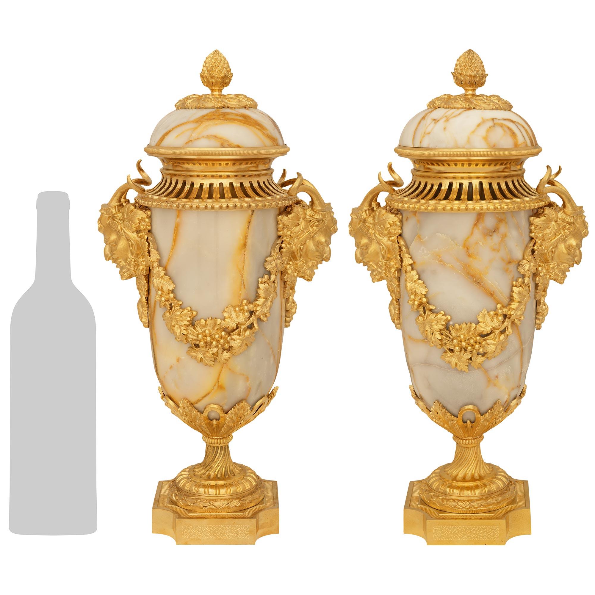 Ein elegantes und hochwertiges Paar französischer Marmor- und Ormolu-Urnen aus dem 19. Jahrhundert im Stil Louis XVI. Jede außergewöhnliche Urne mit Deckel steht auf einem quadratischen Ormolu-Sockel mit konkaven Ecken und einem Lorbeerband, das den