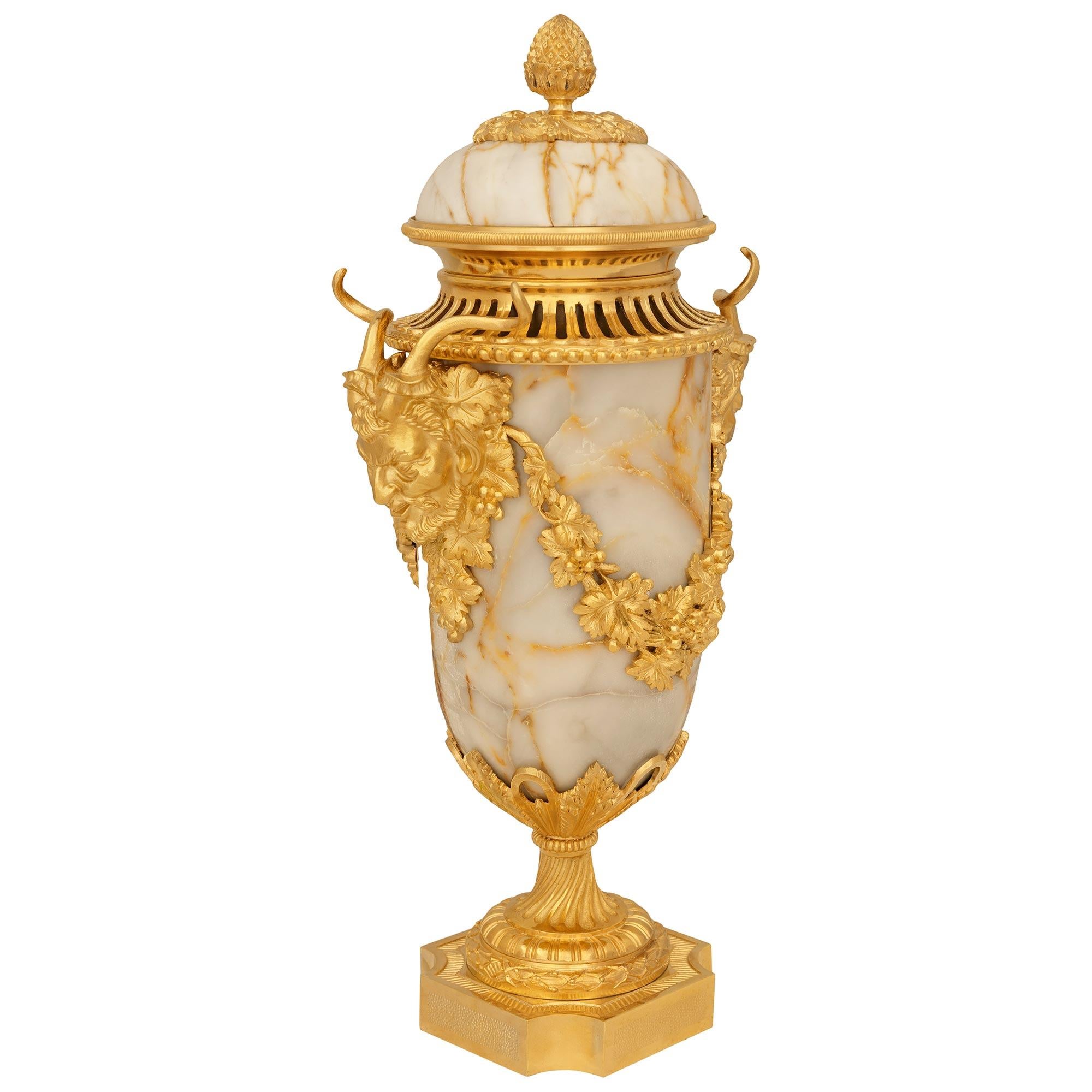 Zwei französische Marmor- und Ormolu-Urnen aus dem 19. Jahrhundert, Saint Pons, Ludwig XVI. (Louis XVI.) im Angebot