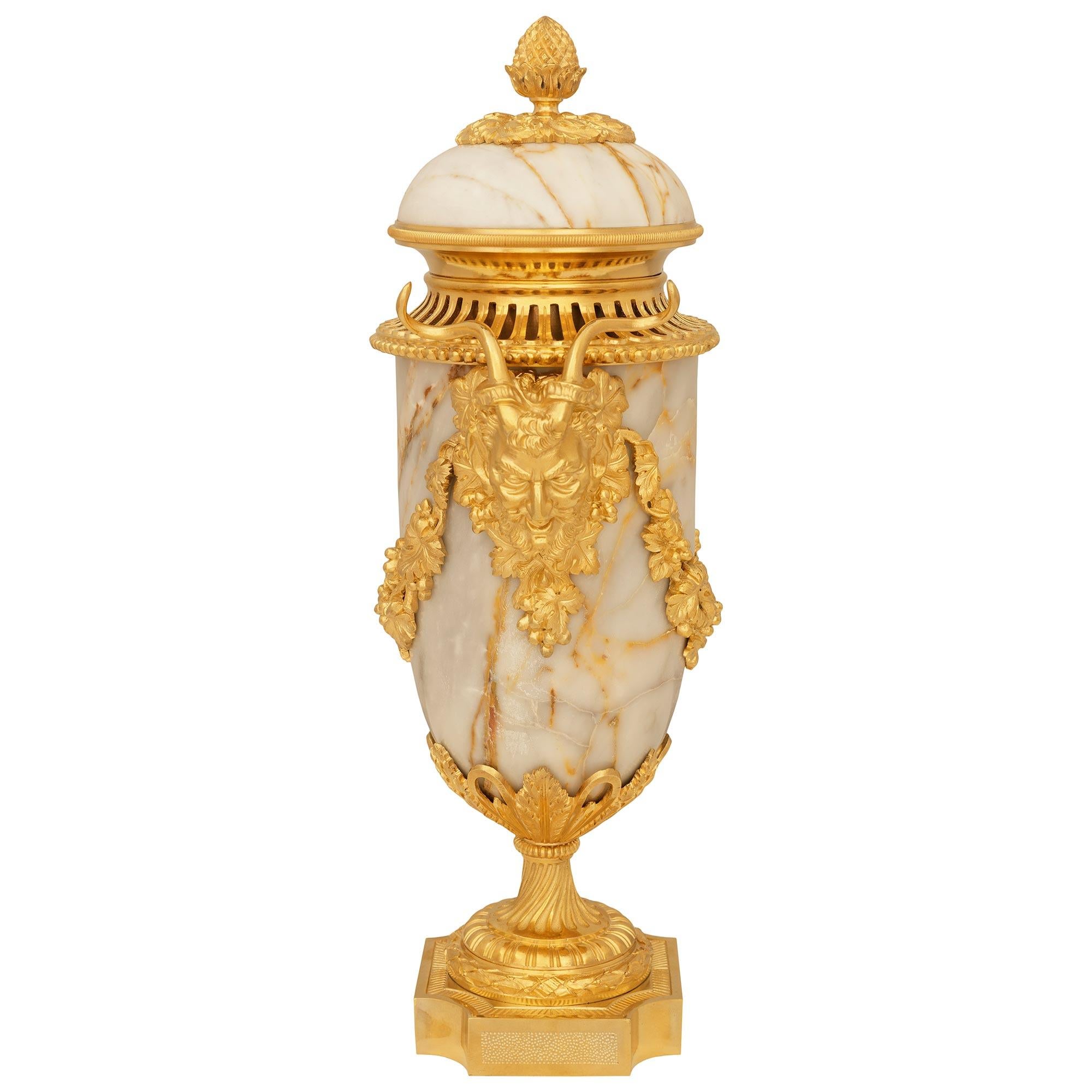 Zwei französische Marmor- und Ormolu-Urnen aus dem 19. Jahrhundert, Saint Pons, Ludwig XVI. (Französisch) im Angebot