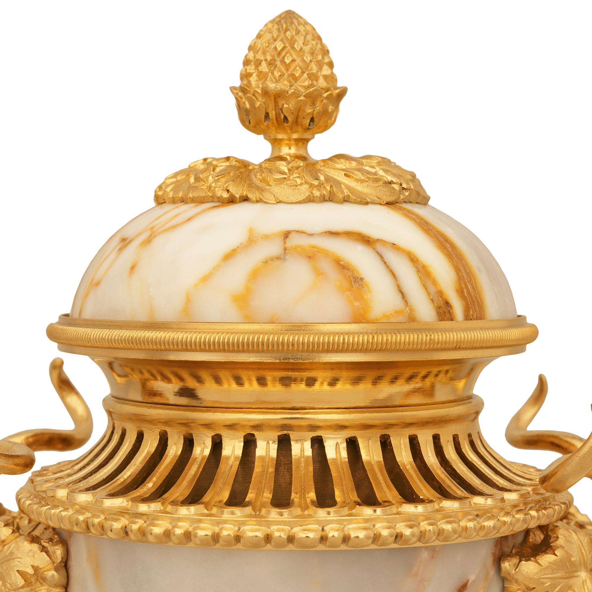 Zwei französische Marmor- und Ormolu-Urnen aus dem 19. Jahrhundert, Saint Pons, Ludwig XVI. im Zustand „Gut“ im Angebot in West Palm Beach, FL