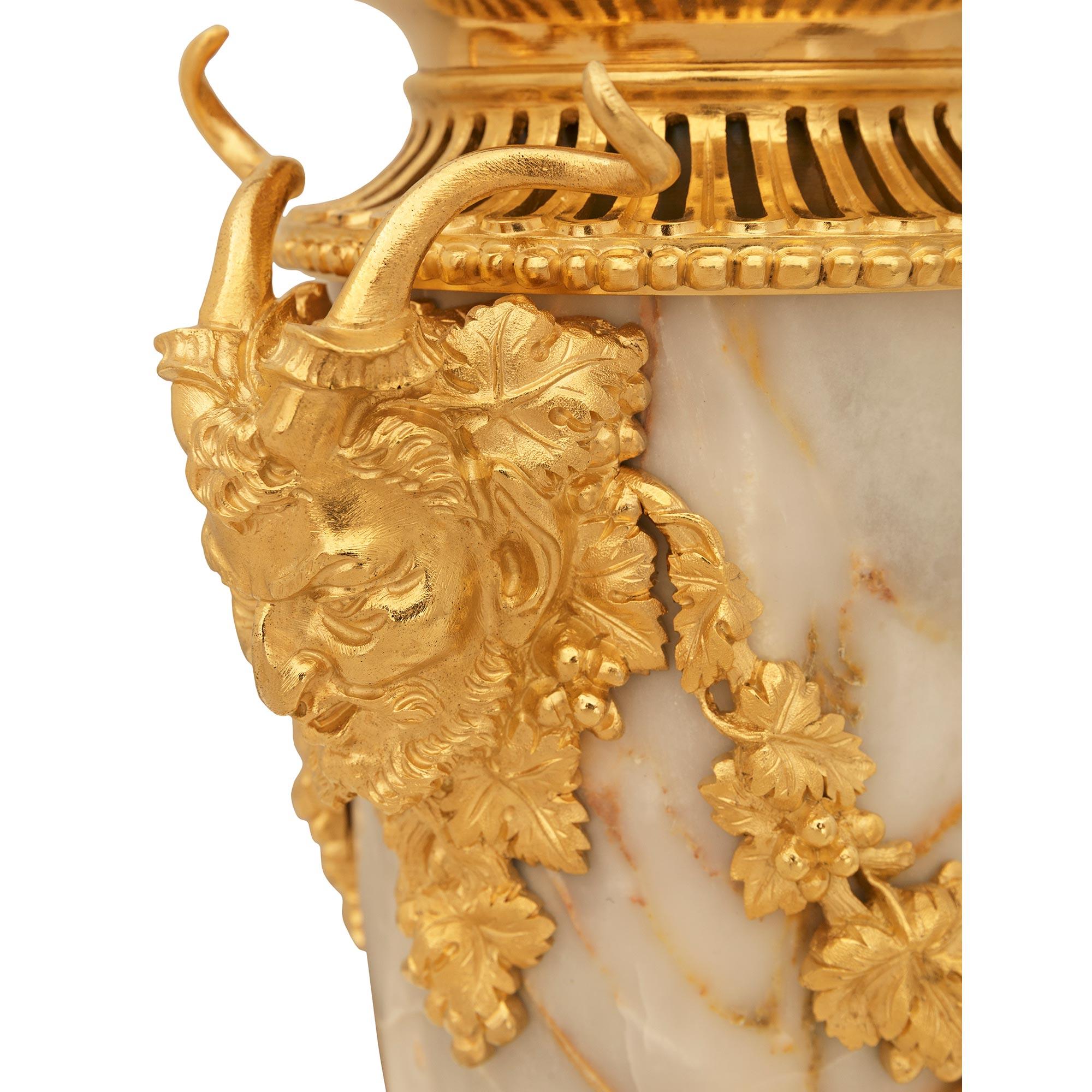 Zwei französische Marmor- und Ormolu-Urnen aus dem 19. Jahrhundert, Saint Pons, Ludwig XVI. (Goldbronze) im Angebot