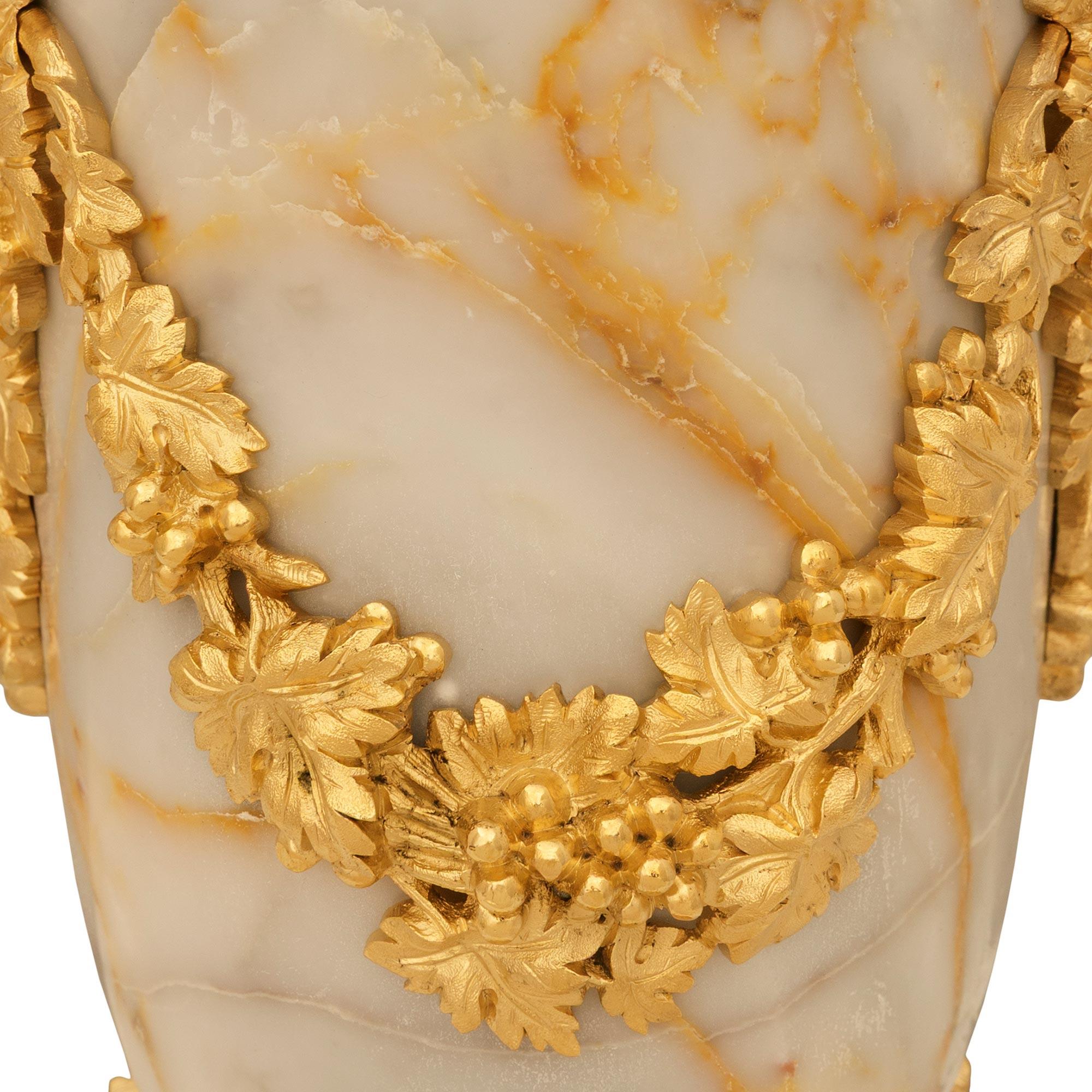 Zwei französische Marmor- und Ormolu-Urnen aus dem 19. Jahrhundert, Saint Pons, Ludwig XVI. im Angebot 1