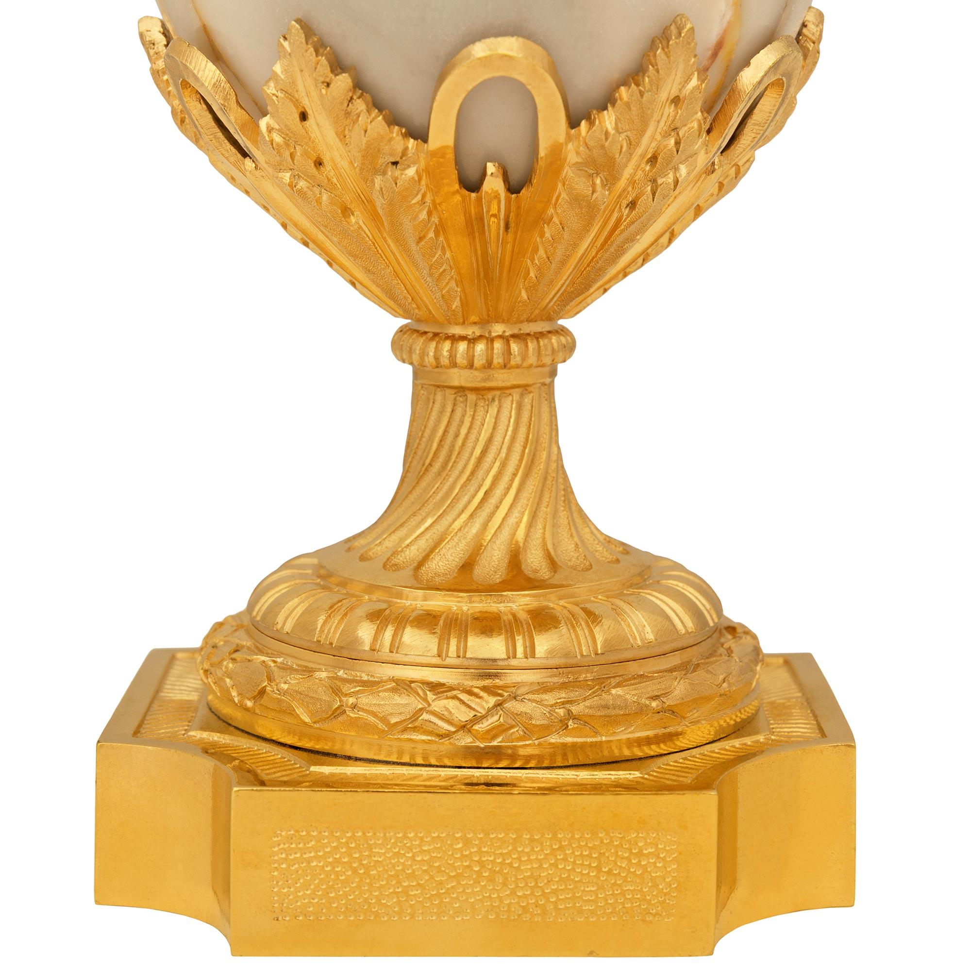 Zwei französische Marmor- und Ormolu-Urnen aus dem 19. Jahrhundert, Saint Pons, Ludwig XVI. im Angebot 2