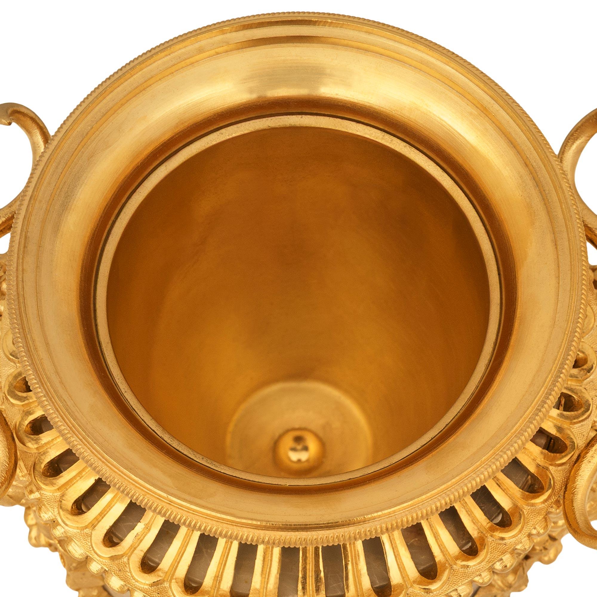 Zwei französische Marmor- und Ormolu-Urnen aus dem 19. Jahrhundert, Saint Pons, Ludwig XVI. im Angebot 3