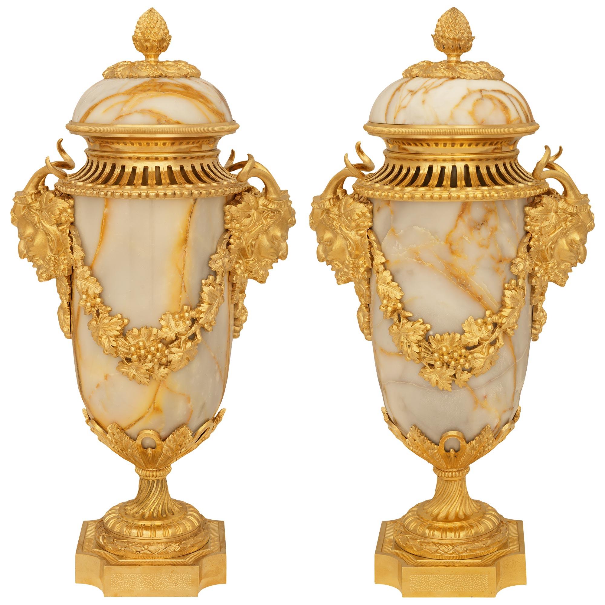 Zwei französische Marmor- und Ormolu-Urnen aus dem 19. Jahrhundert, Saint Pons, Ludwig XVI. im Angebot