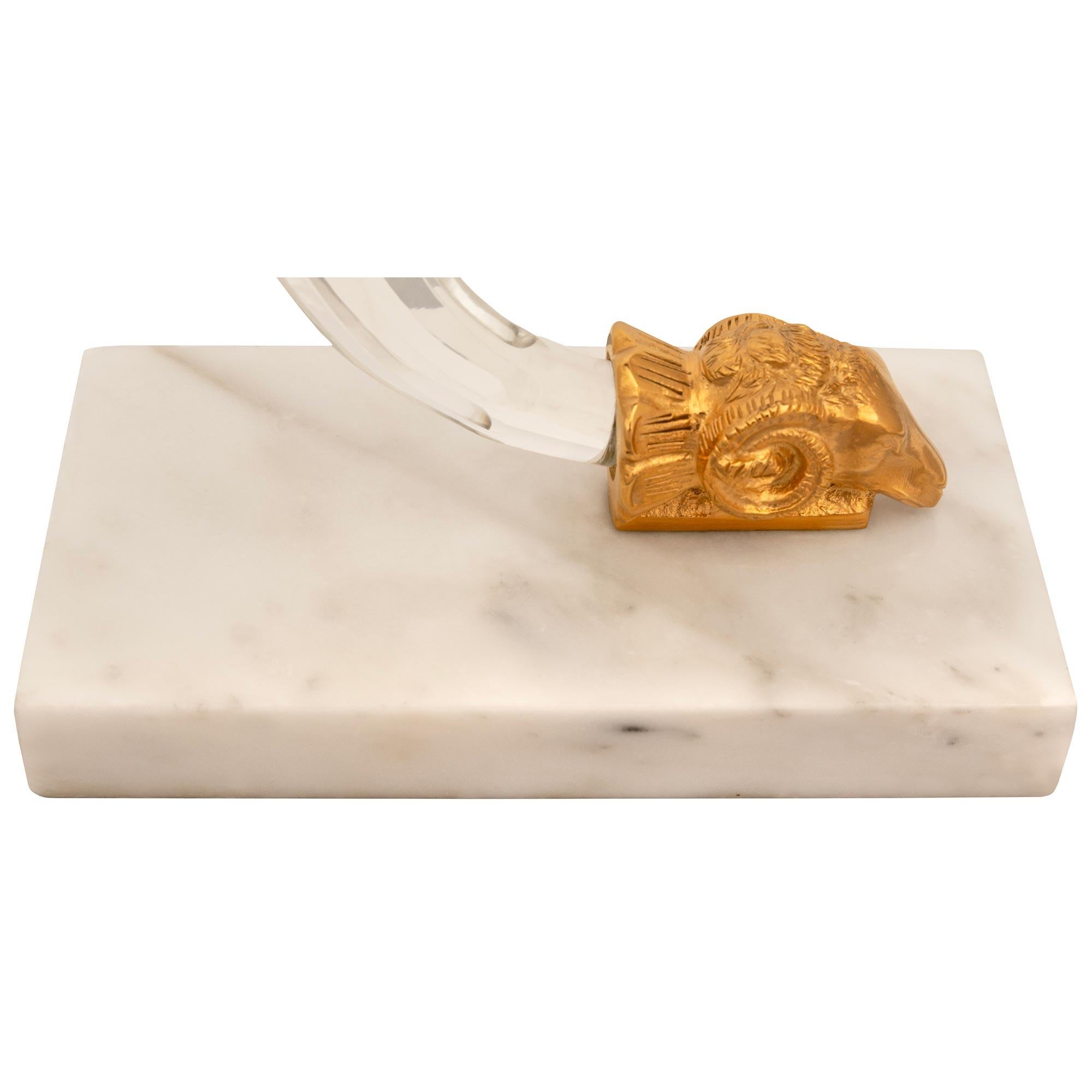 Coppia di vasi francesi del XIX secolo in marmo bianco di Carrara, stile Luigi XVI, ornati di ormeggio in vendita 2