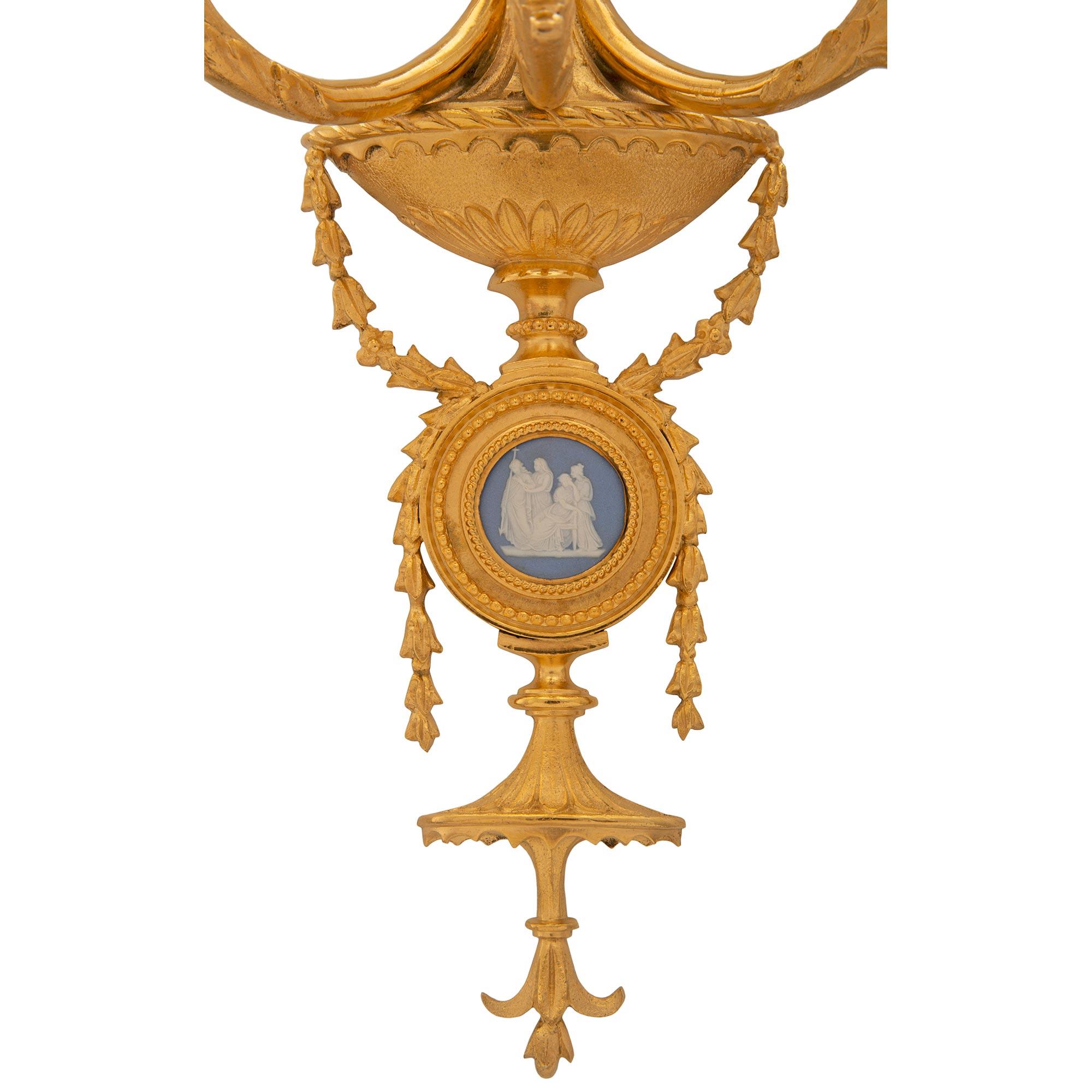 Paar französische neoklassizistische Goldbronze-Wandleuchter aus dem 19. Jahrhundert von Wedgwood im Angebot 2