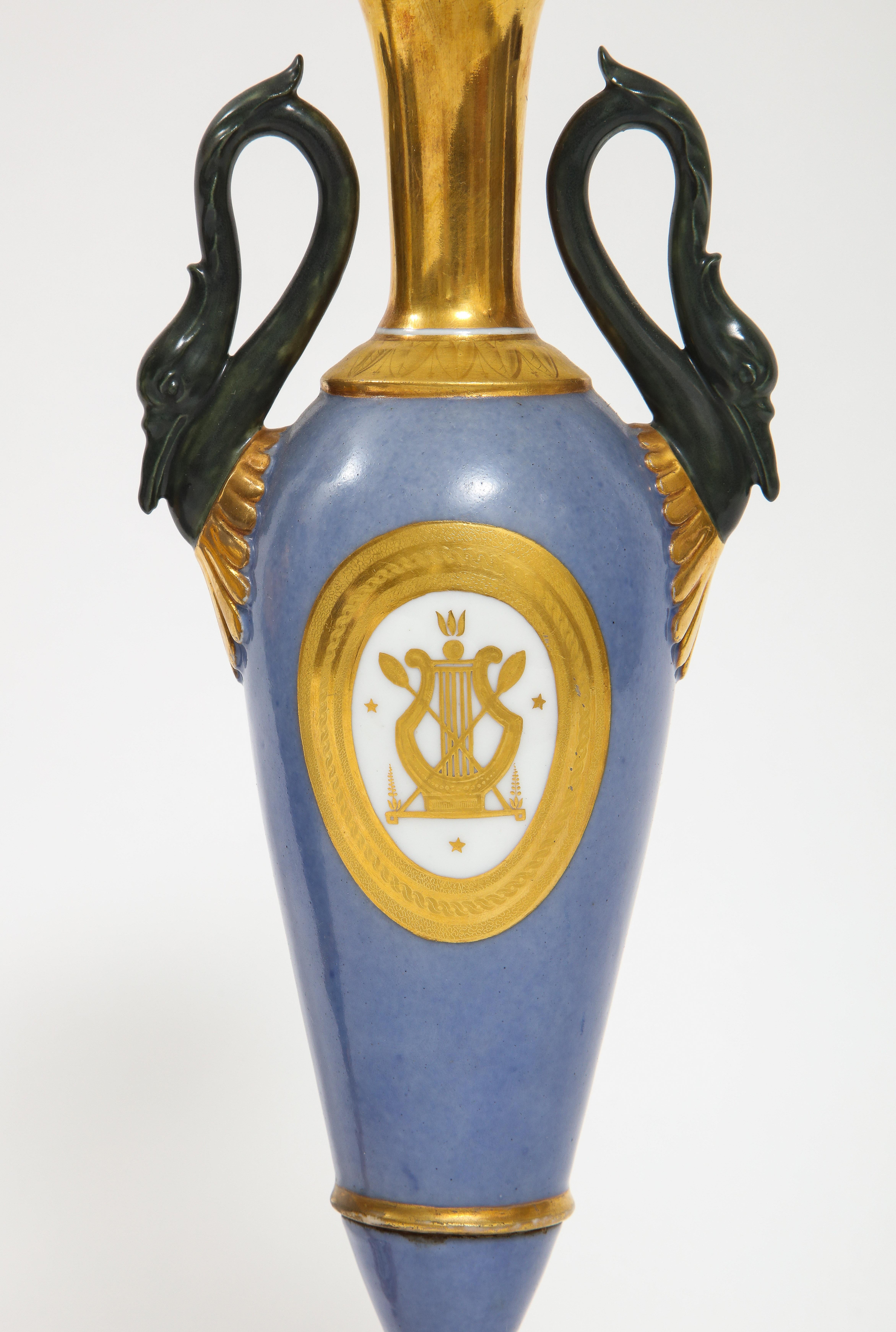 Paire de vases à poignée en forme de cygne en porcelaine de Paris ancienne du 19ème siècle, marqués en vente 2