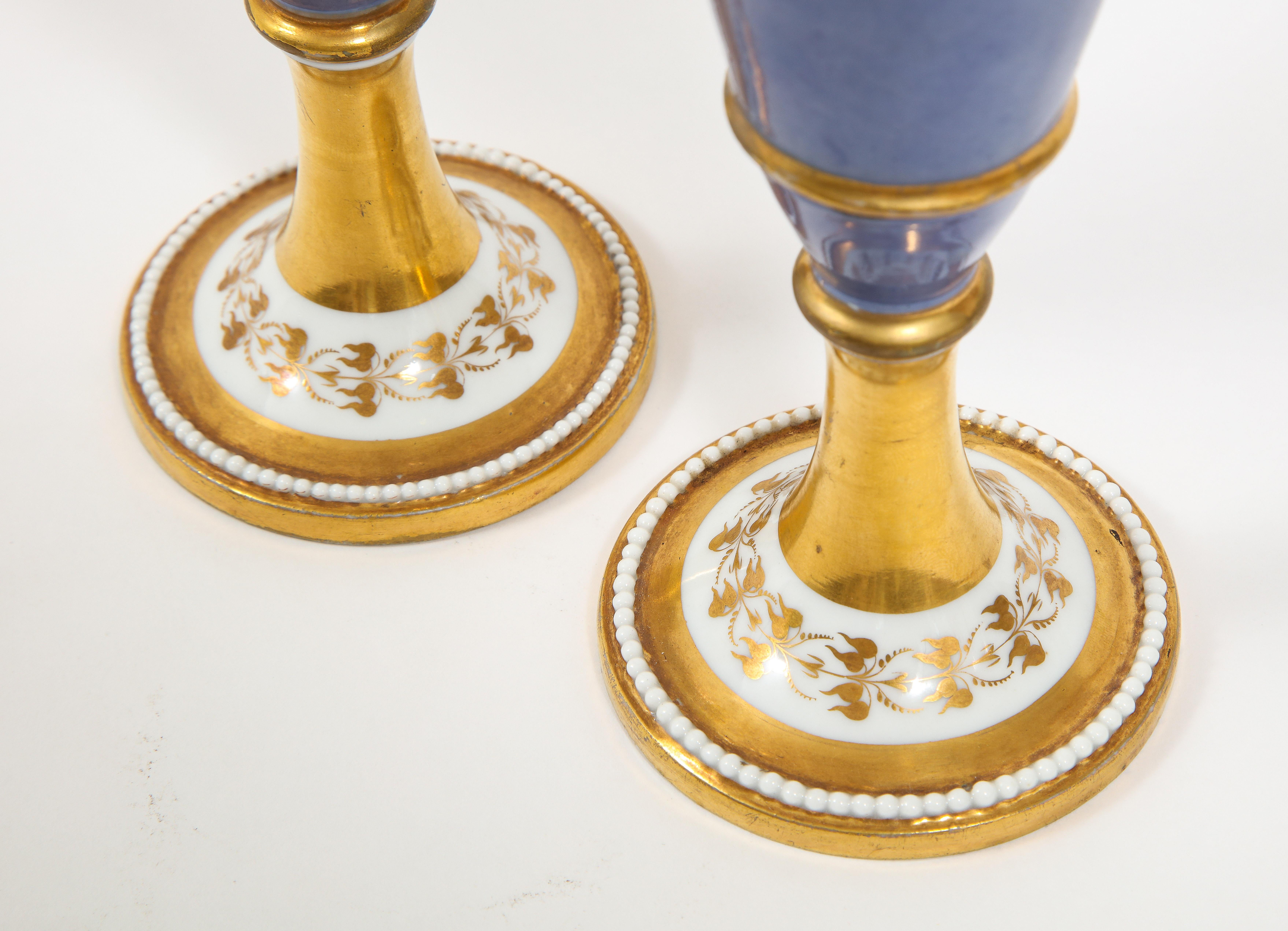 Paire de vases à poignée en forme de cygne en porcelaine de Paris ancienne du 19ème siècle, marqués en vente 3