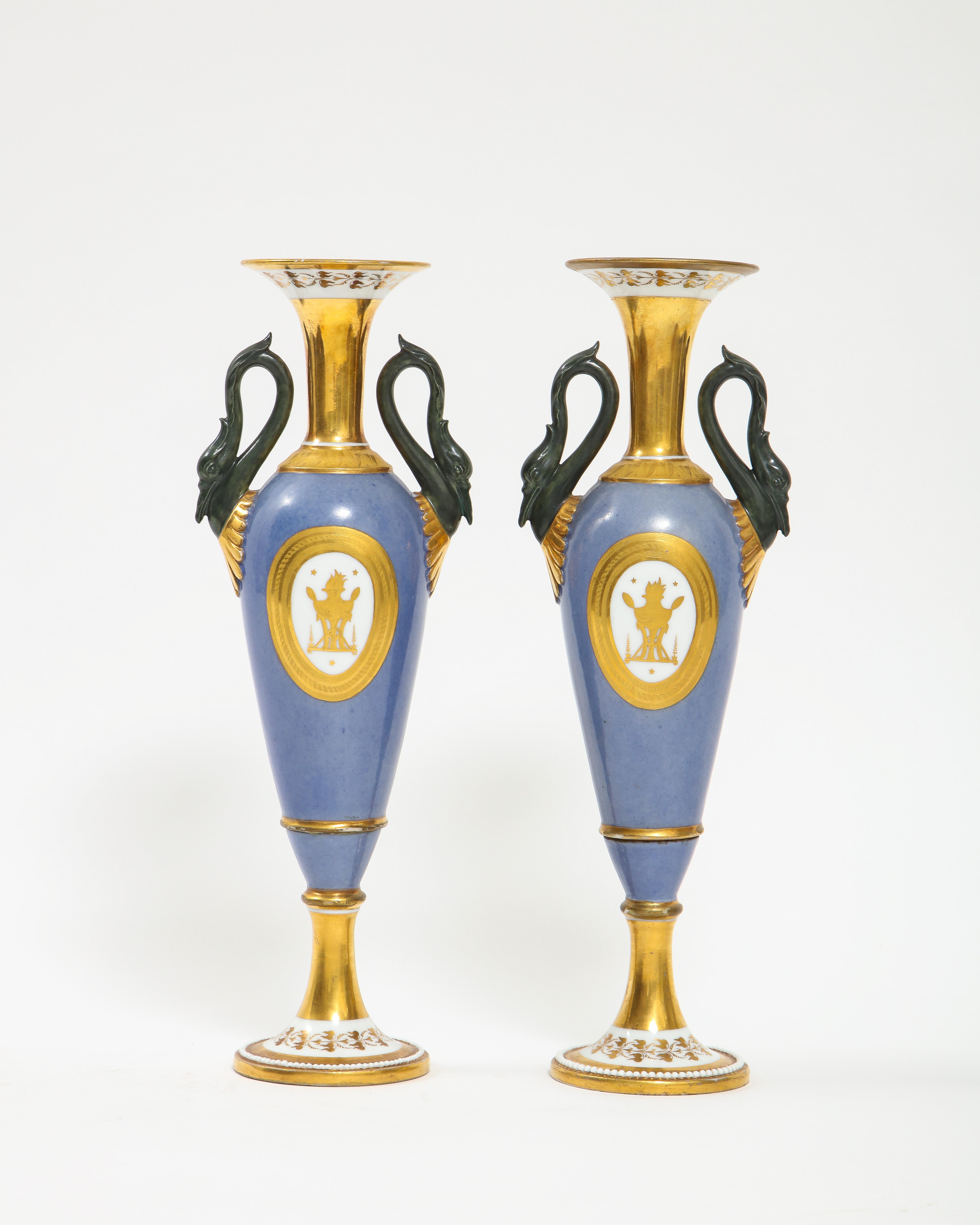 Empire Paire de vases à poignée en forme de cygne en porcelaine de Paris ancienne du 19ème siècle, marqués en vente