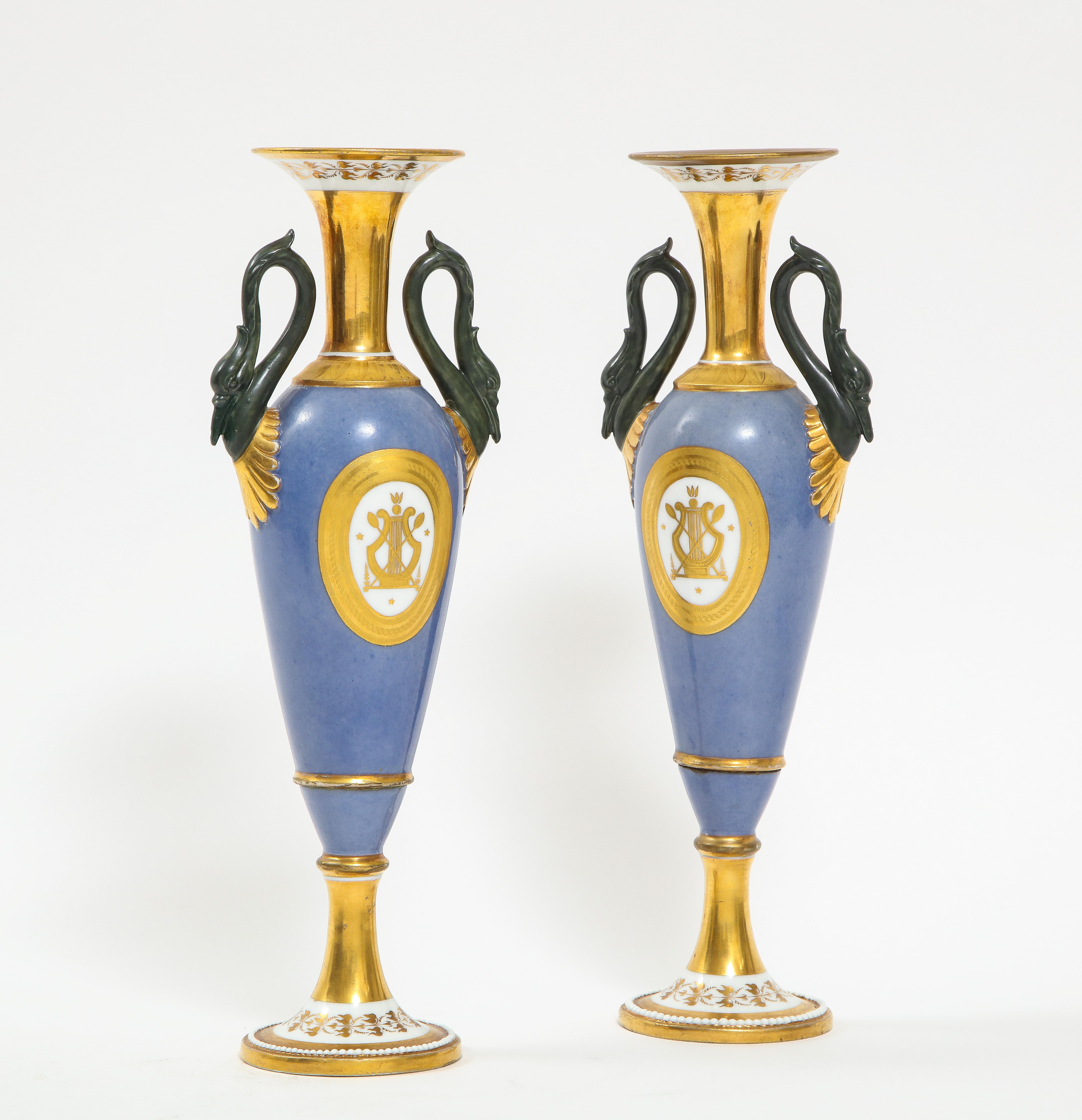Français Paire de vases à poignée en forme de cygne en porcelaine de Paris ancienne du 19ème siècle, marqués en vente