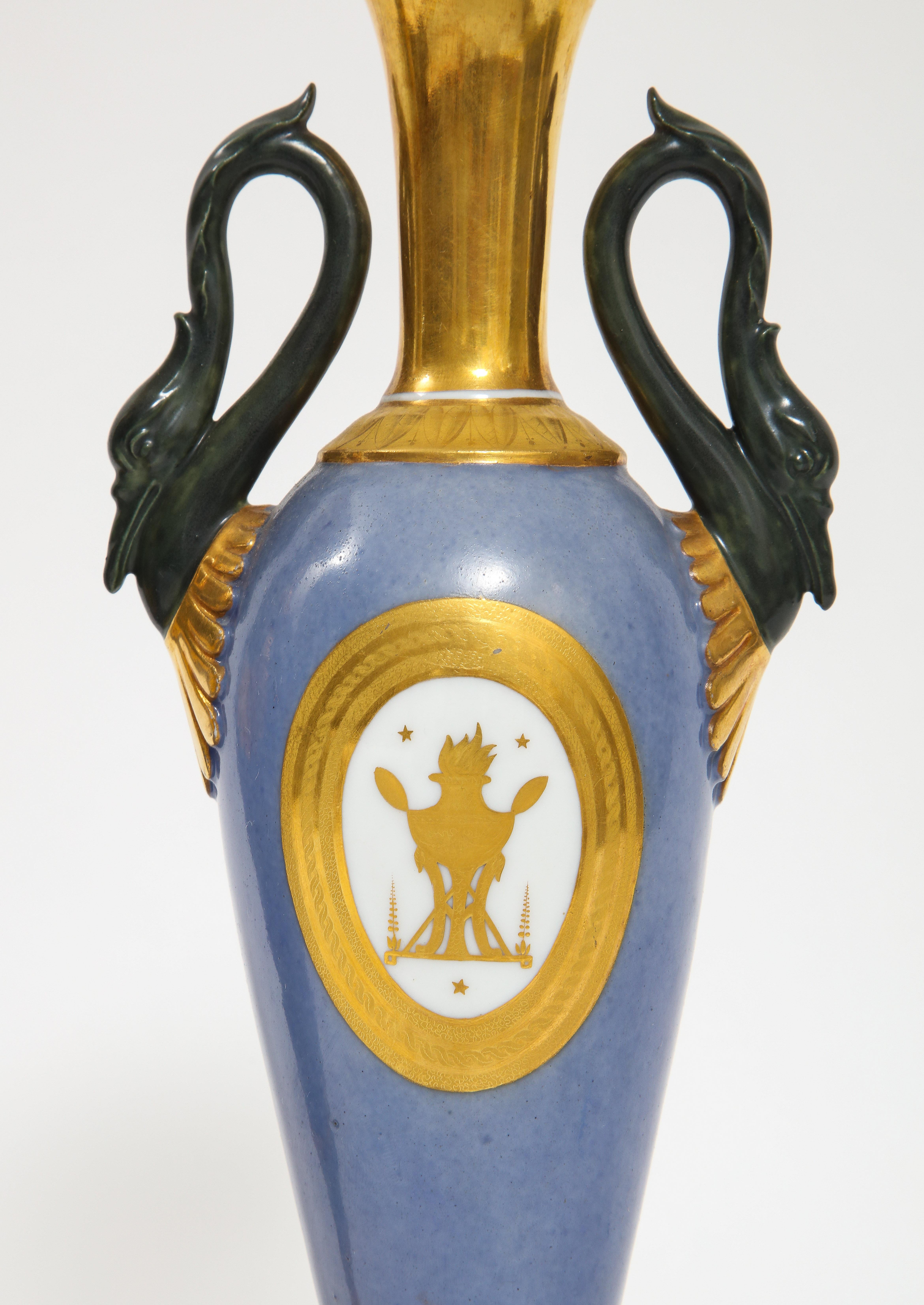 Paar französische Vasen mit Schwanengriff aus altem Pariser Porzellan des 19. Jahrhunderts, markiert im Angebot 2
