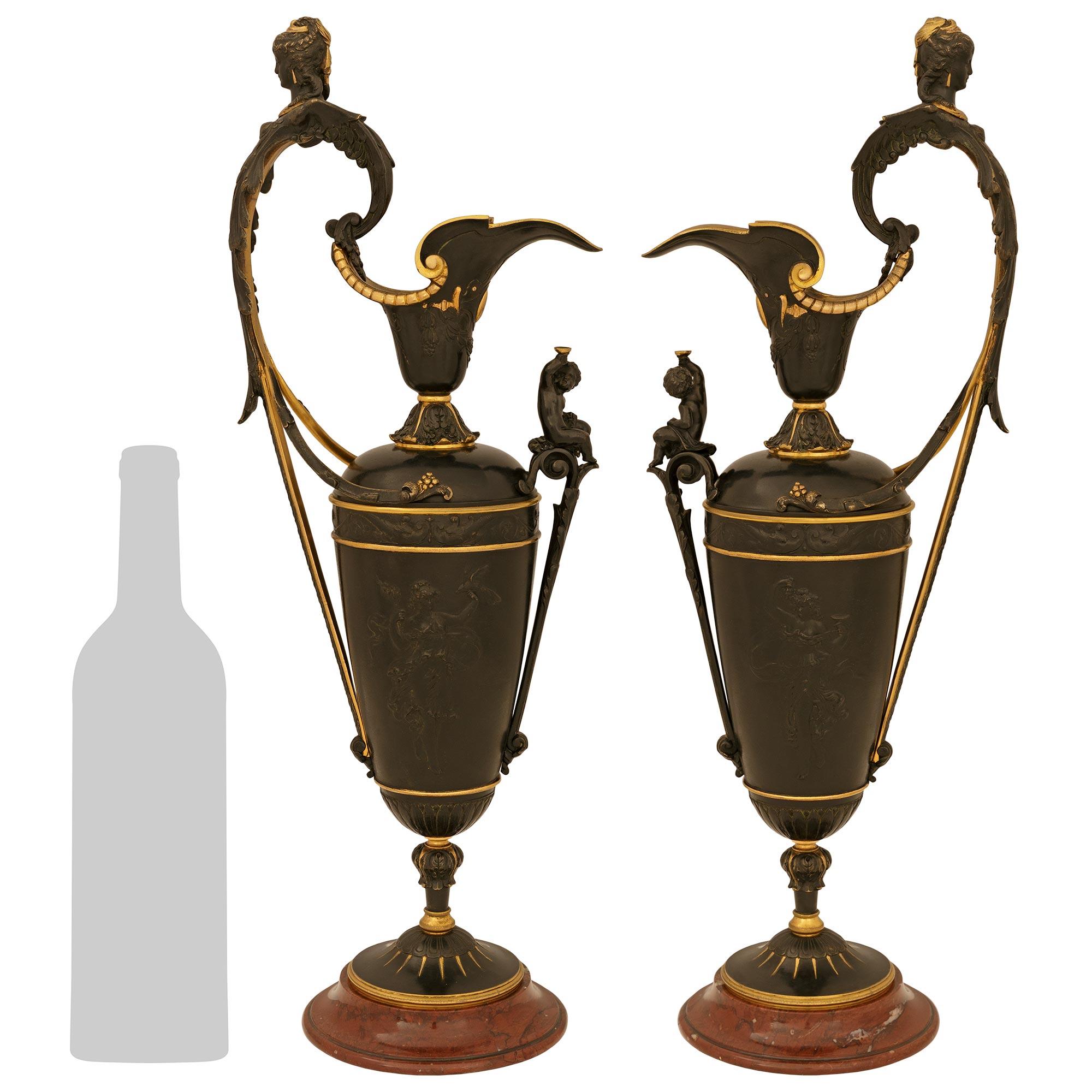 Una bella coppia di fuochi d'artificio rinascimentali del XIX secolo in marmo, bronzo patinato e Ormolu. Ogni elegantissimo calice/urna è sollevato da una base in marmo Rouge Griotte che sostiene una base circolare in bronzo patinato con inserti in