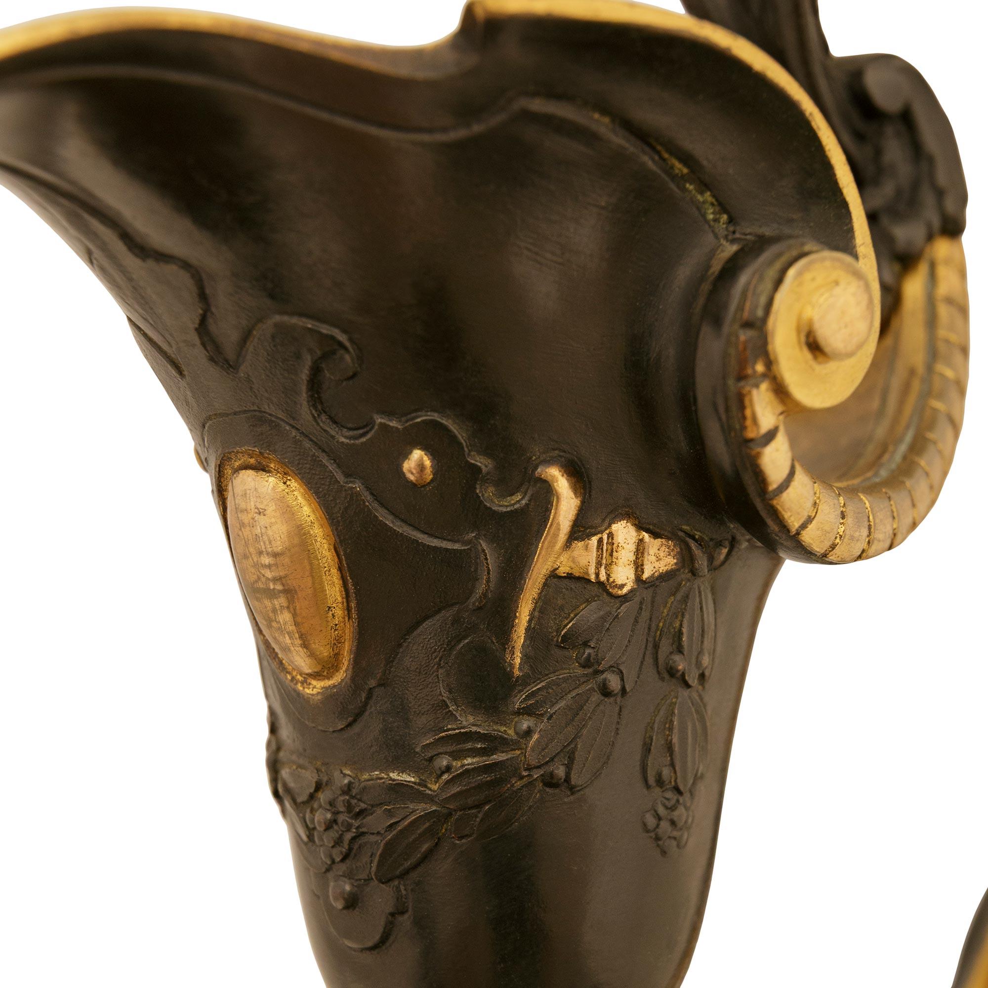Patinato Coppia di cappe rinascimentali francesi del XIX secolo in marmo, bronzo e ormolu in vendita