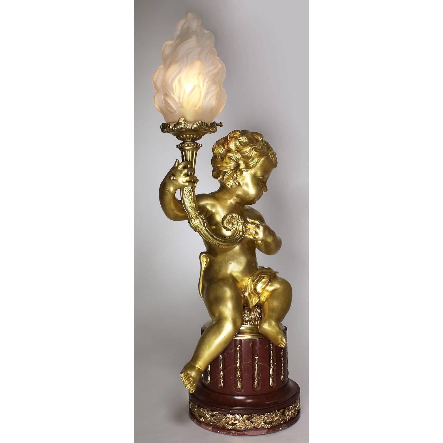 Paar französische Putten-Tischlampen aus vergoldeter Bronze im Louis-XV-Stil des 19. und 20. Jahrhunderts (Frühes 20. Jahrhundert) im Angebot