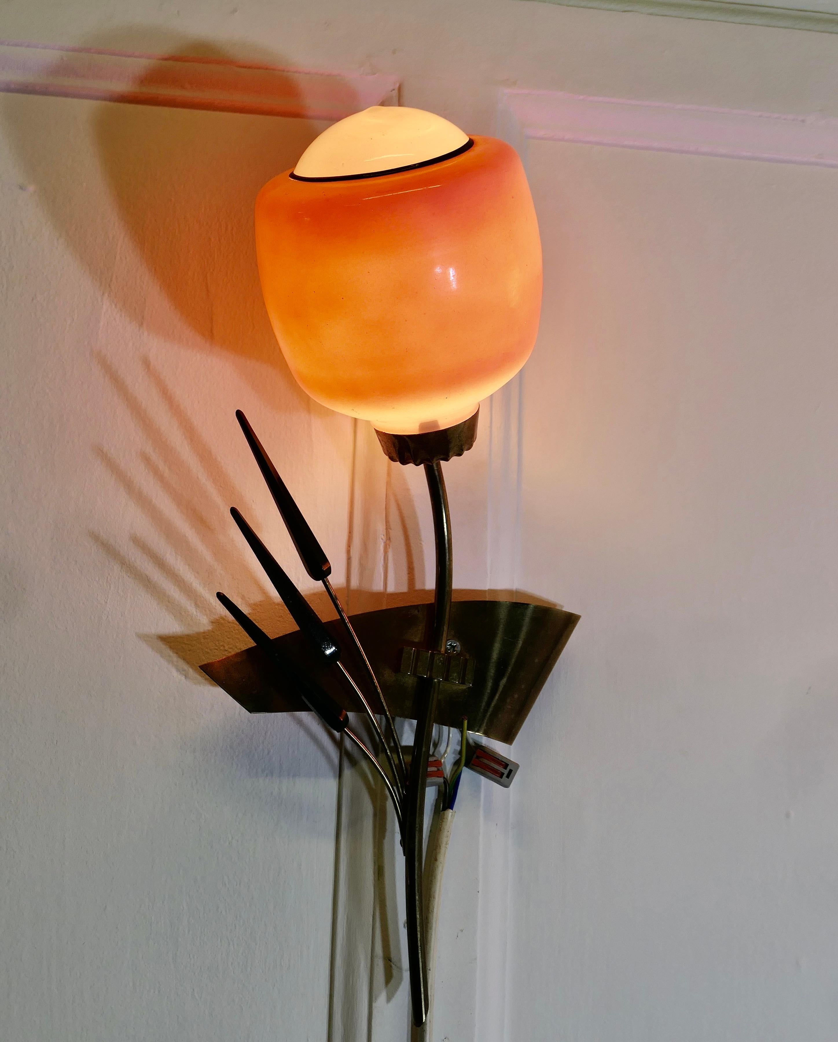 Mid-Century moderno Coppia di lampade da parete in ottone retrò anni '50 a forma di covone di grano in vendita