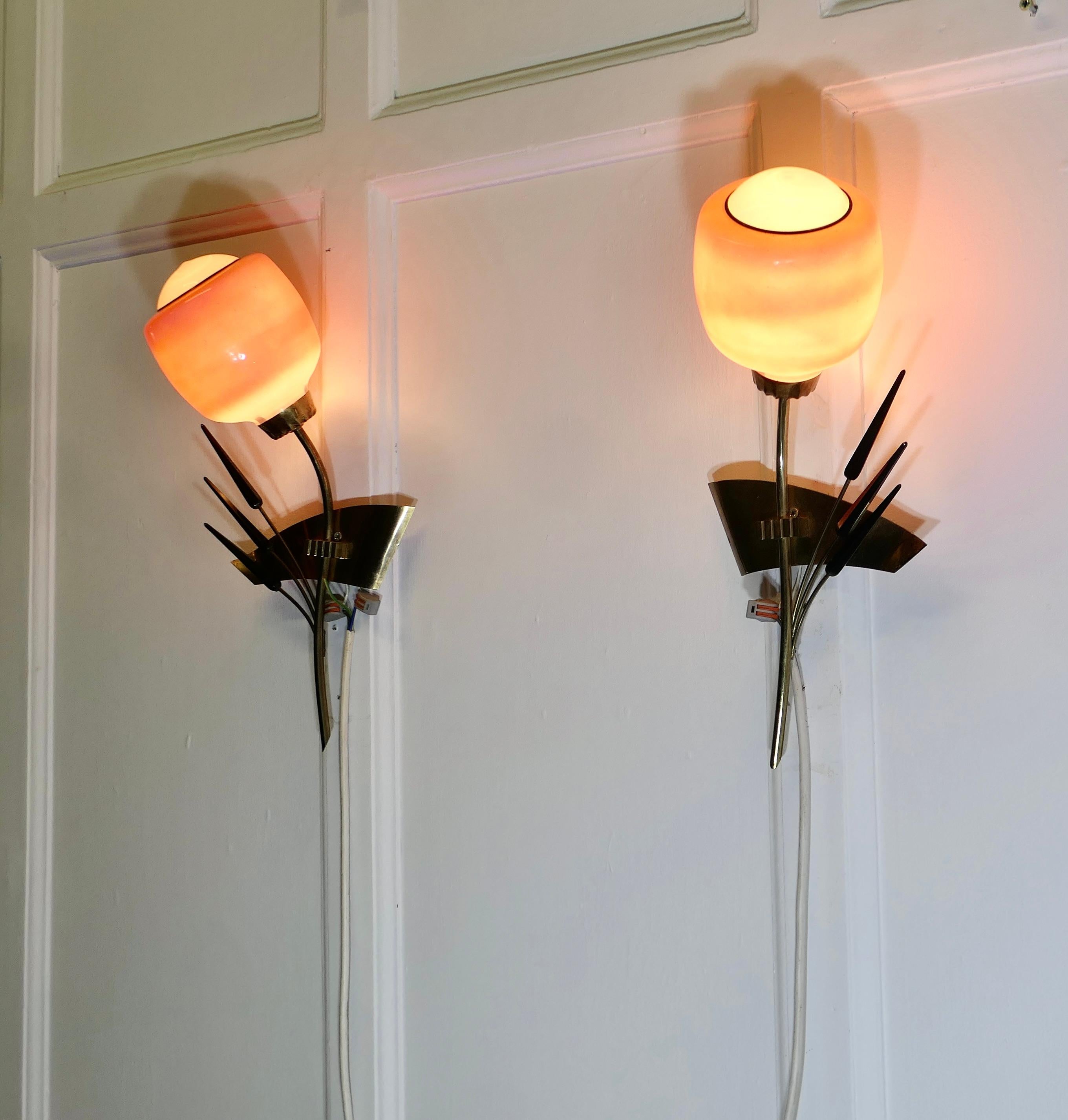 Vetro artistico Coppia di lampade da parete in ottone retrò anni '50 a forma di covone di grano in vendita