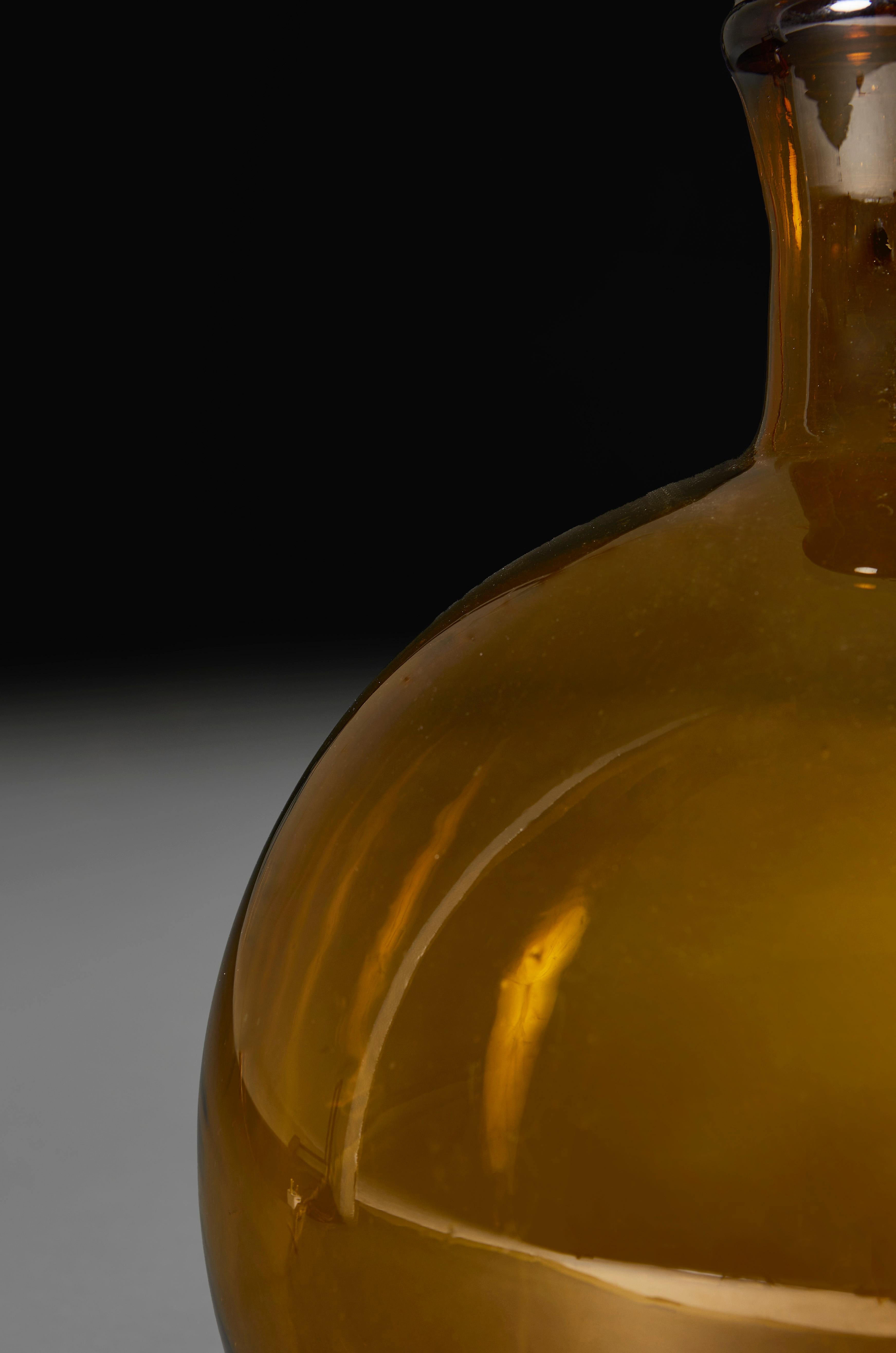 France, vers 1900
Paire de récipients à vin en verre ambré de forme ronde, transformés en lampes.

Hauteur du vase      42.00cm
Hauteur avec abat-jour    74.00cm
Diamètre de la base      30.00cm

Veuillez noter :
Photographié avec un abat-jour
