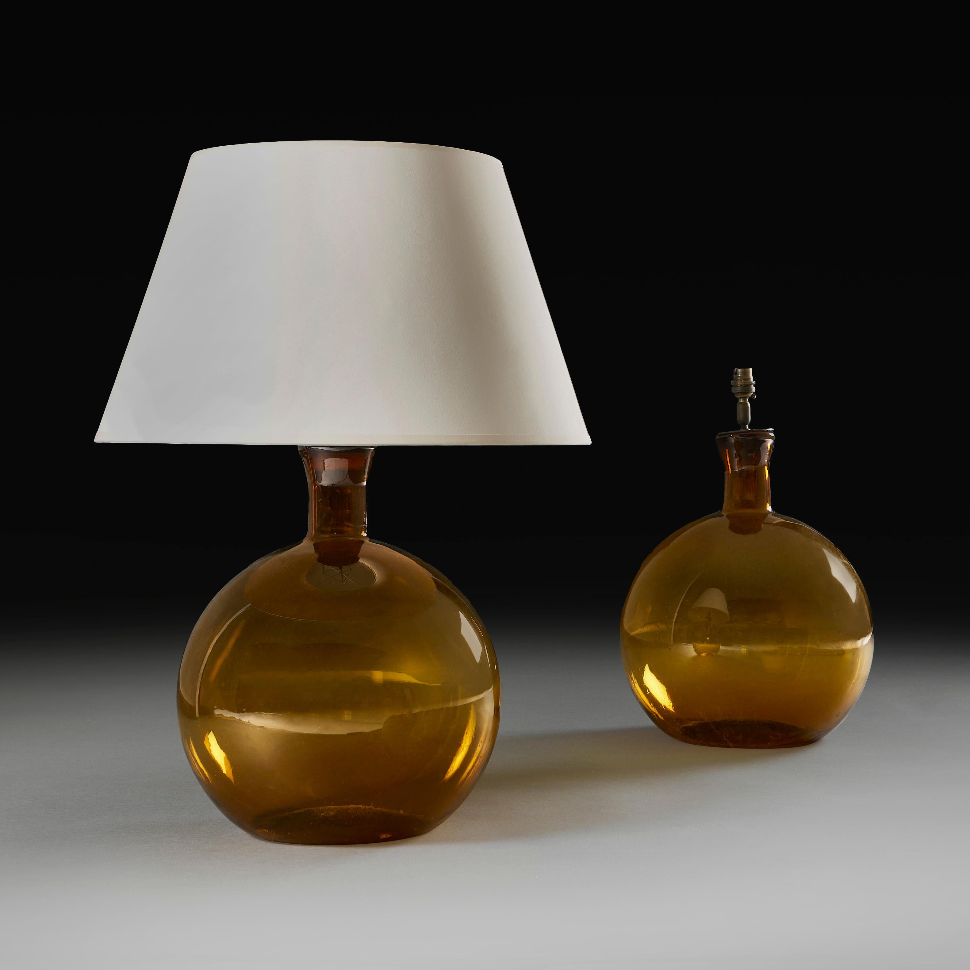 Français Paire de vases français en verre ambré utilisés comme lampes de bureau