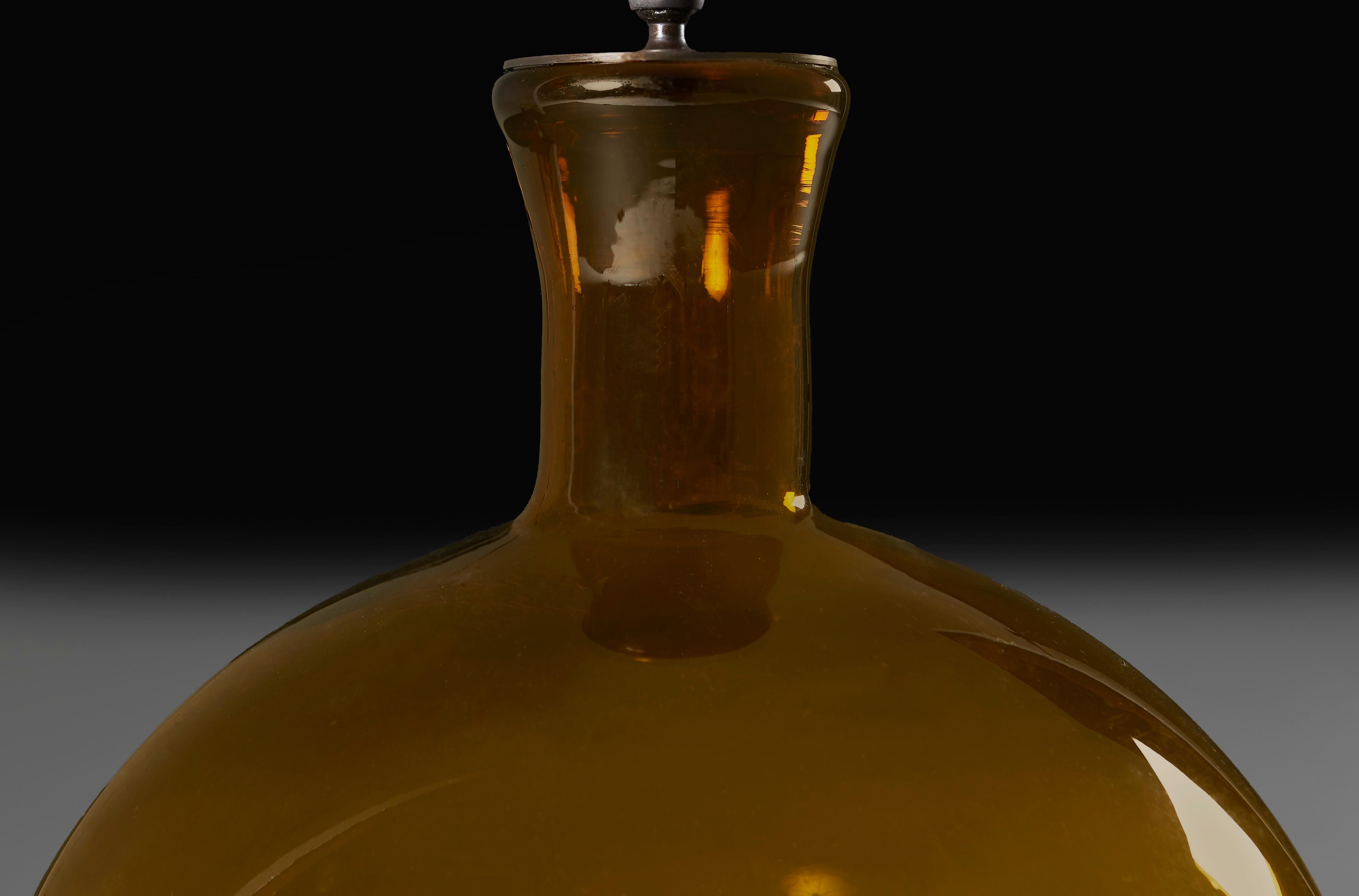 20ième siècle Paire de vases français en verre ambré utilisés comme lampes de bureau