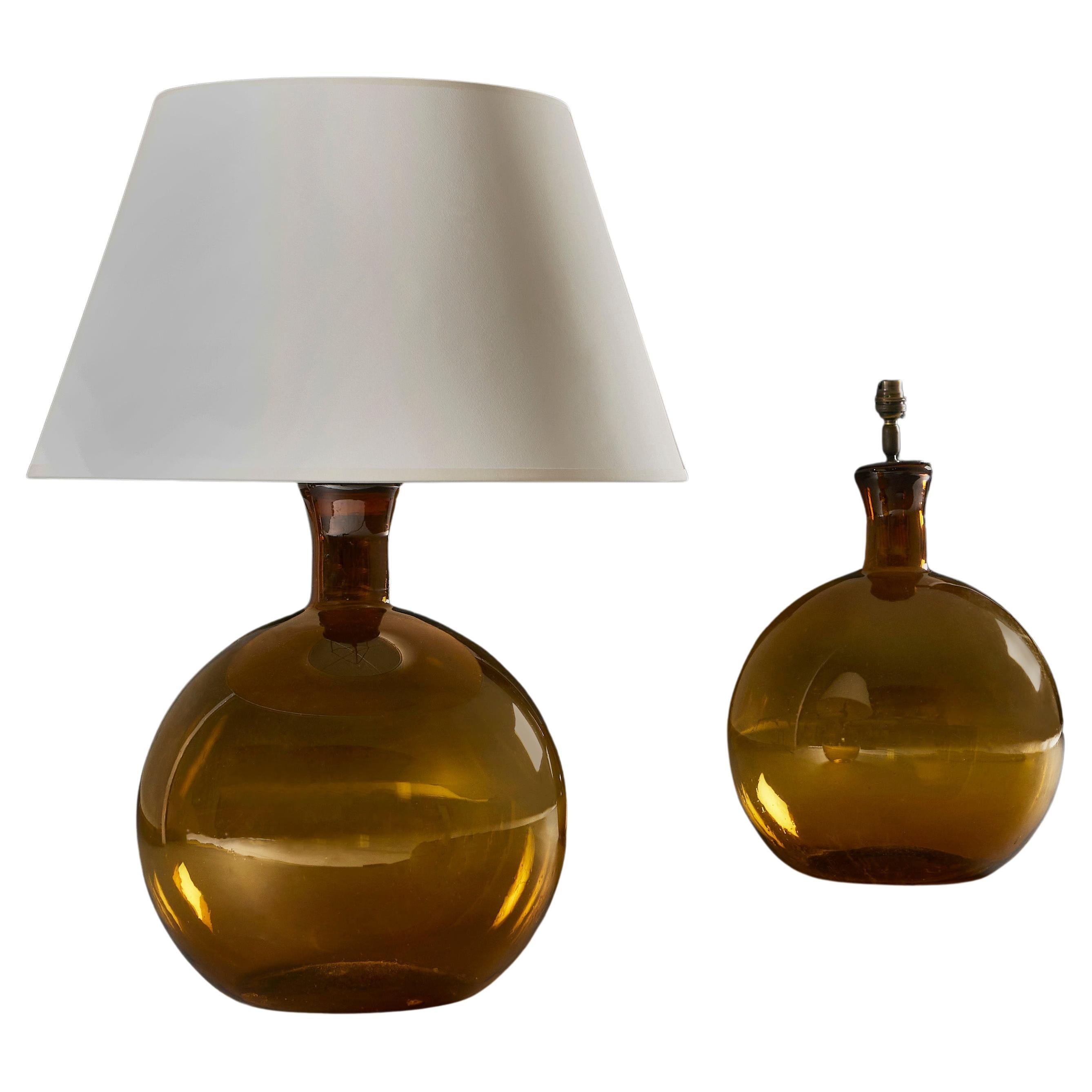 Paire de vases français en verre ambré utilisés comme lampes de bureau