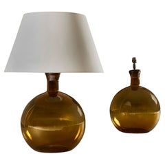 Paire de vases français en verre ambré utilisés comme lampes de bureau