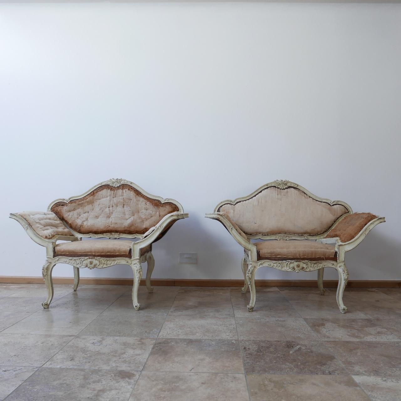 Ein Paar französische Sessel um 1840.

Abgezogener Rücken, bereit zum Aufpolstern.

Weit geöffnete, gespreizte Armlehnen in einer seltenen und ungewöhnlichen Form, die zum Hinsetzen einlädt.

Totale Eleganz.

Abmessungen: 120 B x 60 T x 40