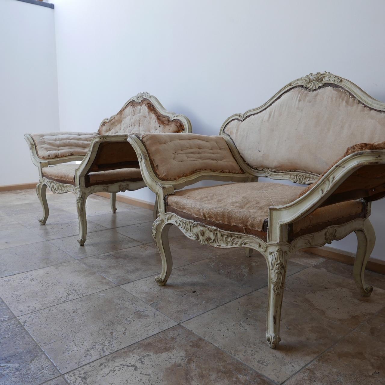 Paar französische antike Sessel im Zustand „Starke Gebrauchsspuren“ im Angebot in London, GB