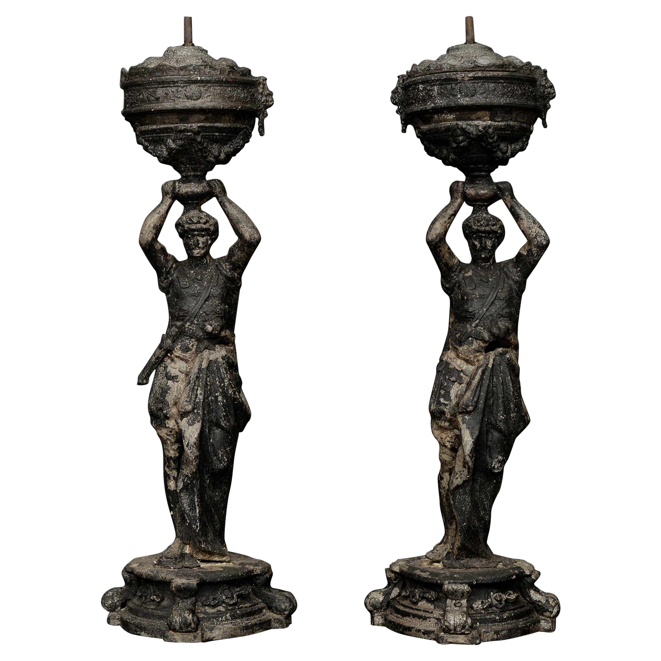 Paire de figurines architecturales françaises de cariatides en zinc brut moulé