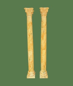 Coppia di colonne corinzie in gesso finto marmorizzato in stile Art Déco francese degli anni '40