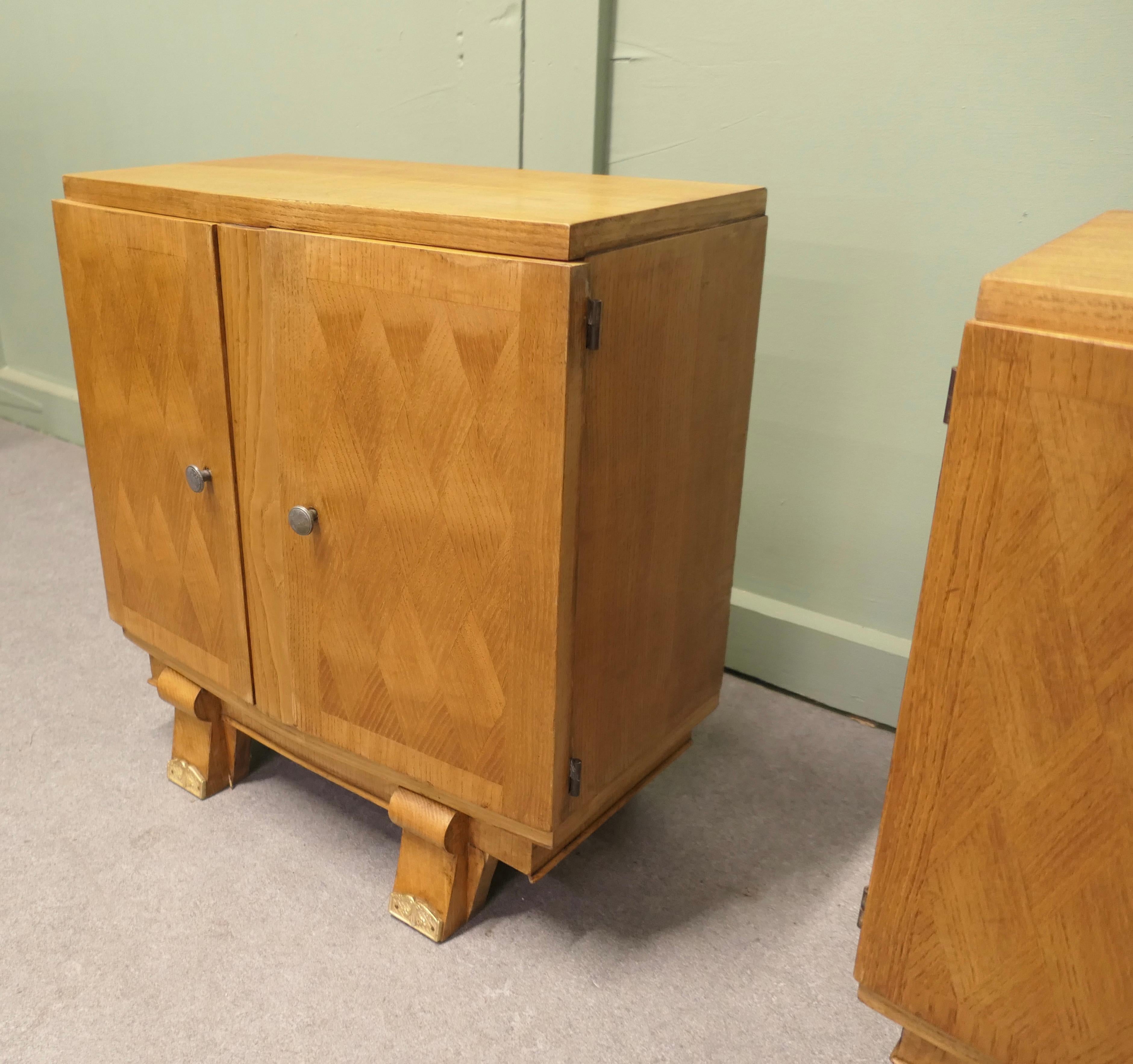 Una coppia di comodini francesi Art Déco In condizioni buone in vendita a Godshill, Isle of Wight