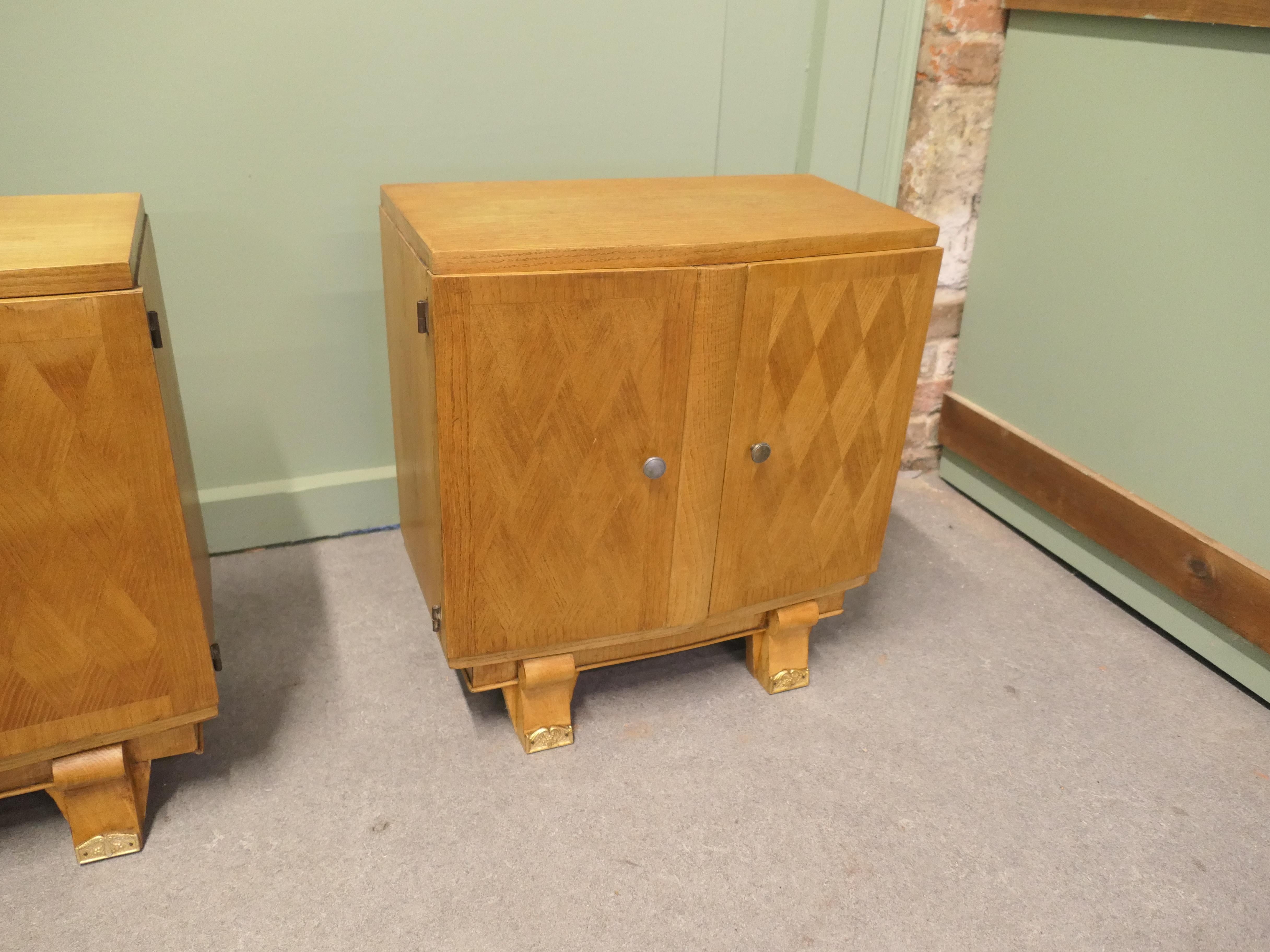 Inizio XX secolo Una coppia di comodini francesi Art Déco in vendita