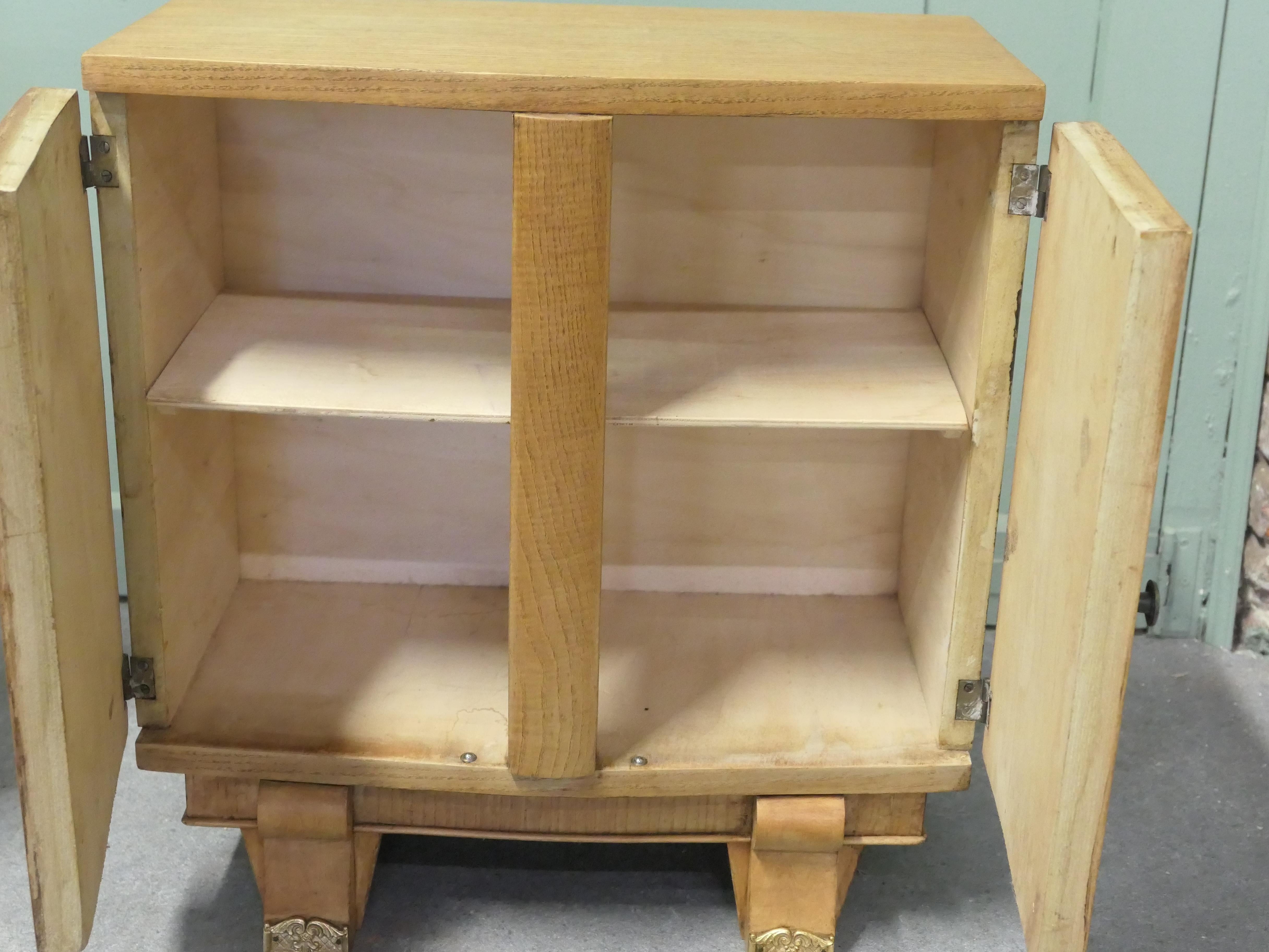 Frassino Una coppia di comodini francesi Art Déco in vendita