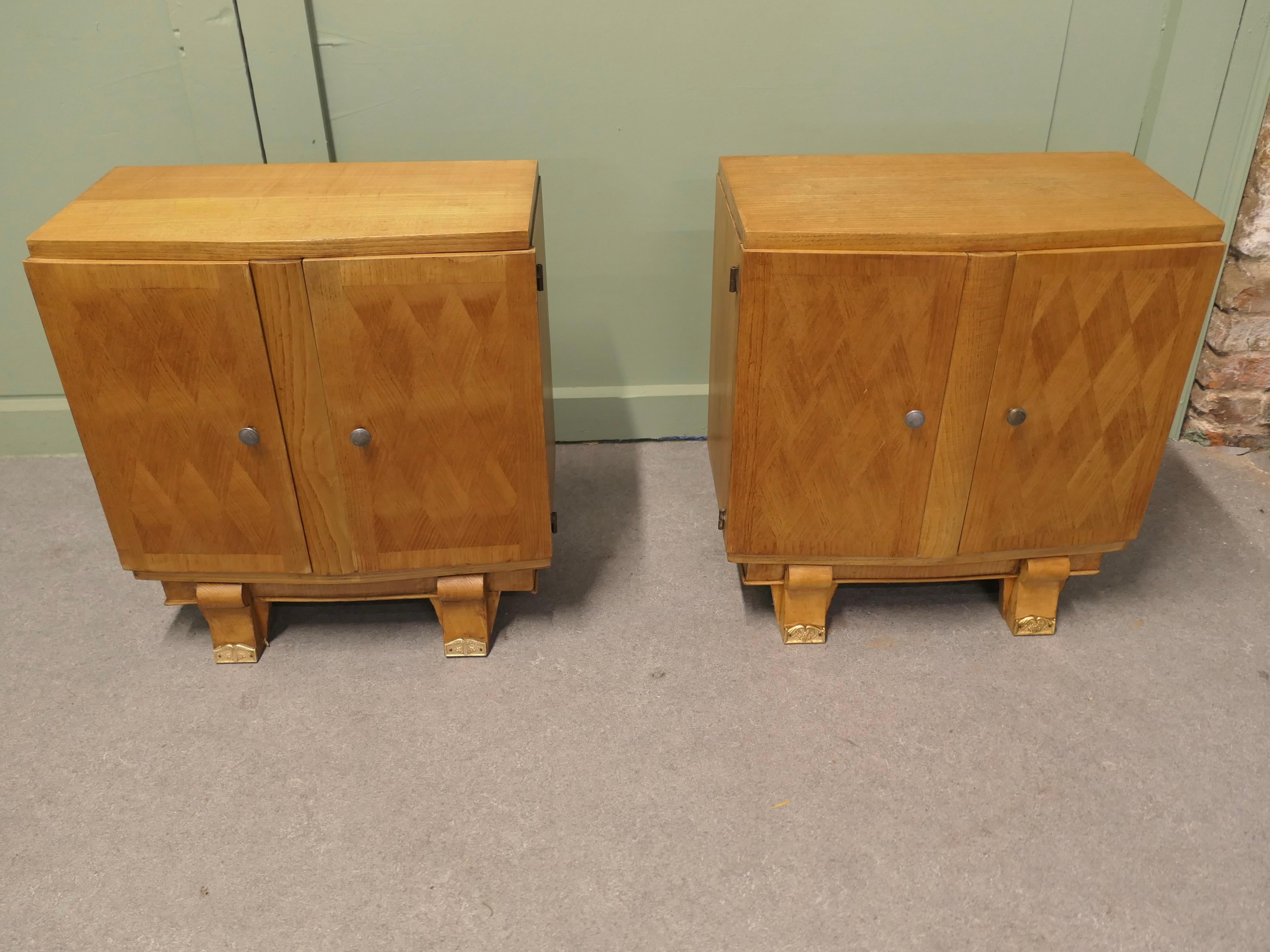 Una coppia di comodini francesi Art Déco in vendita 2