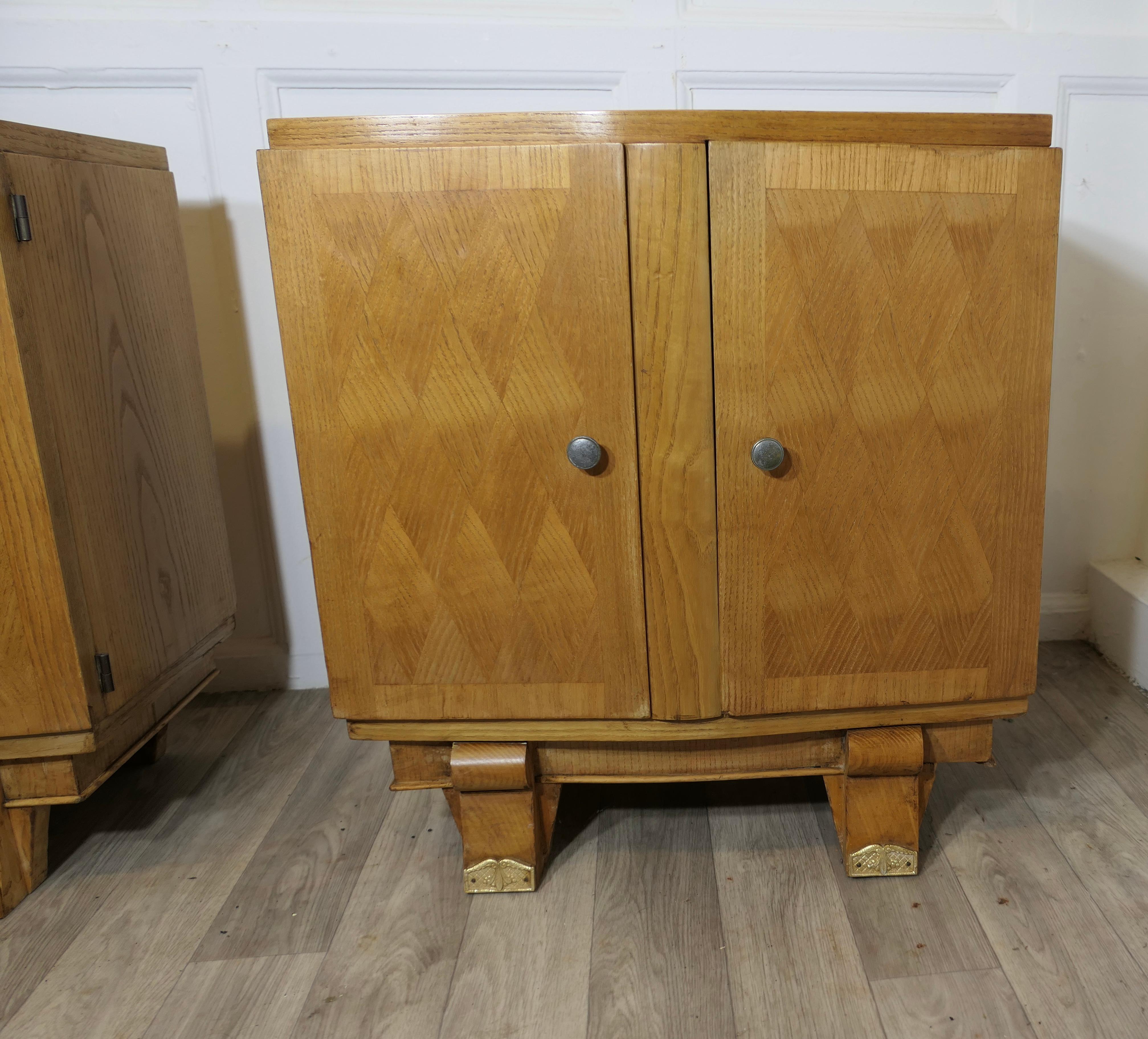 Ein Paar französische Art Deco Nachttische

Dies ist ein elegantes und stilvolles Paar aus der Art Deco Periode in Golden Ash, die Schränke haben jeweils 2 Türen, die einen Regalschrank einschließen 
Die Truhen sind sehr dekorativ mit