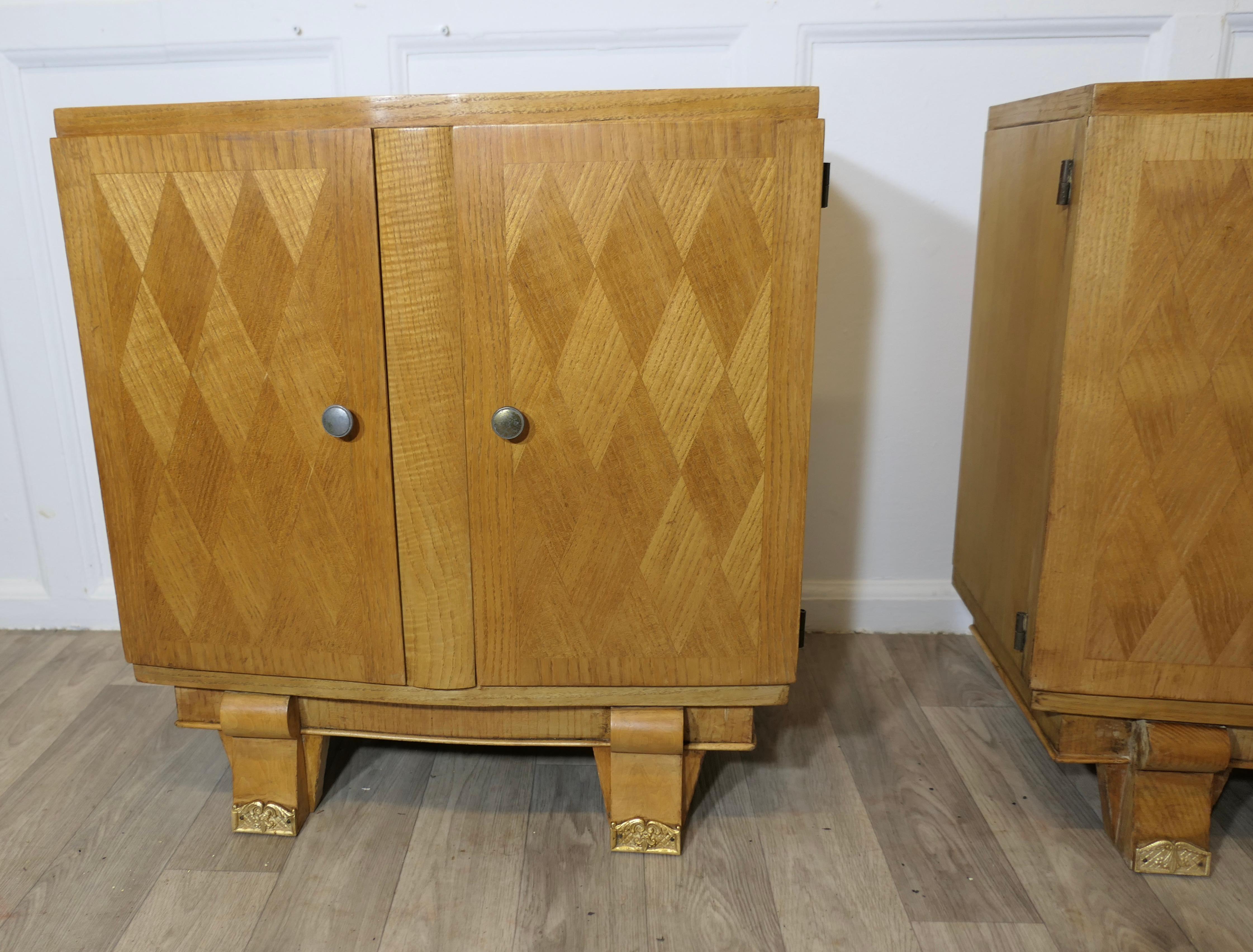 Ein Paar französische Art Deco Nachttische  Dies ist ein elegantes und stilvolles Paar (Art déco) im Angebot
