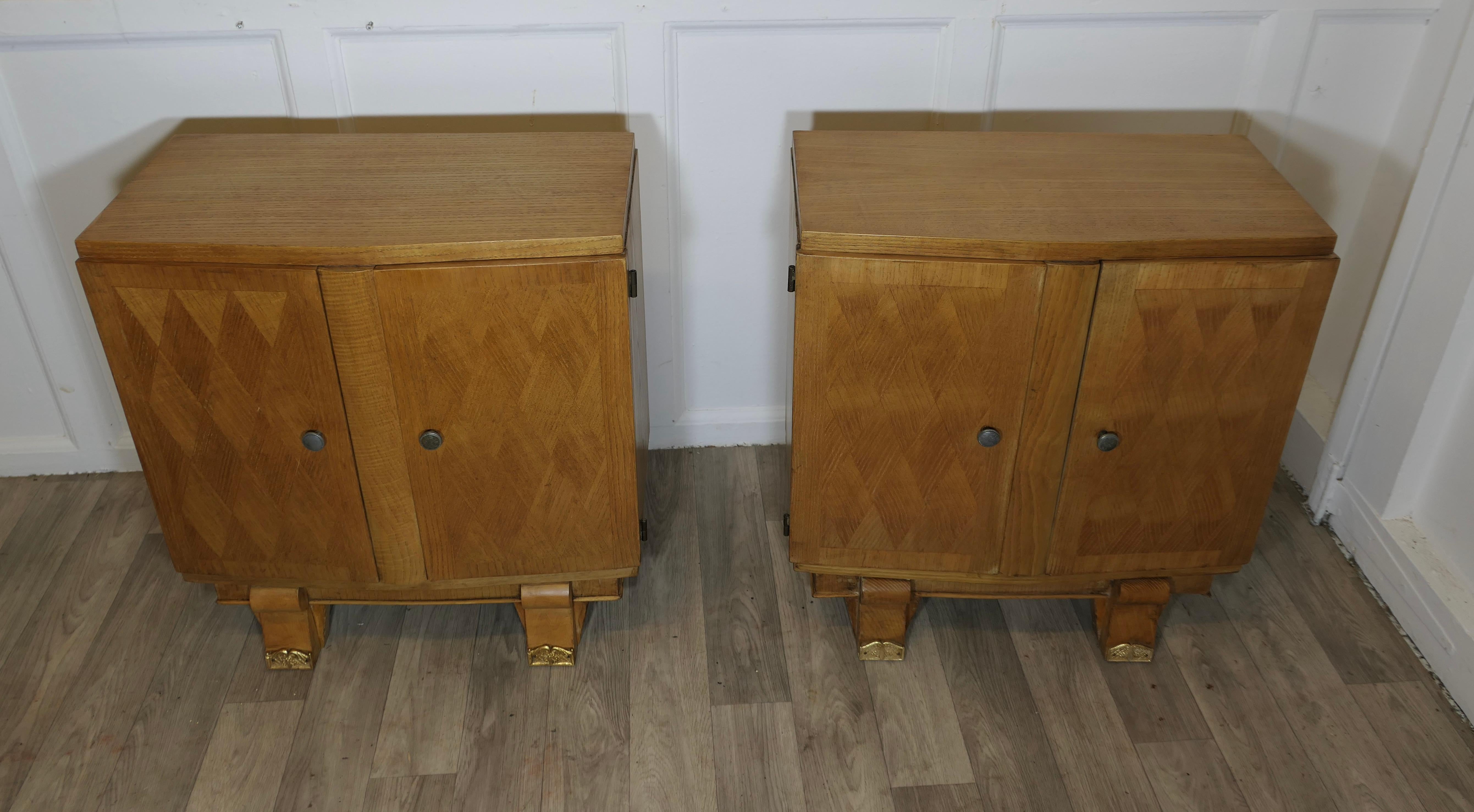 Ein Paar französische Art Deco Nachttische  Dies ist ein elegantes und stilvolles Paar im Zustand „Gut“ im Angebot in Godshill, Isle of Wight