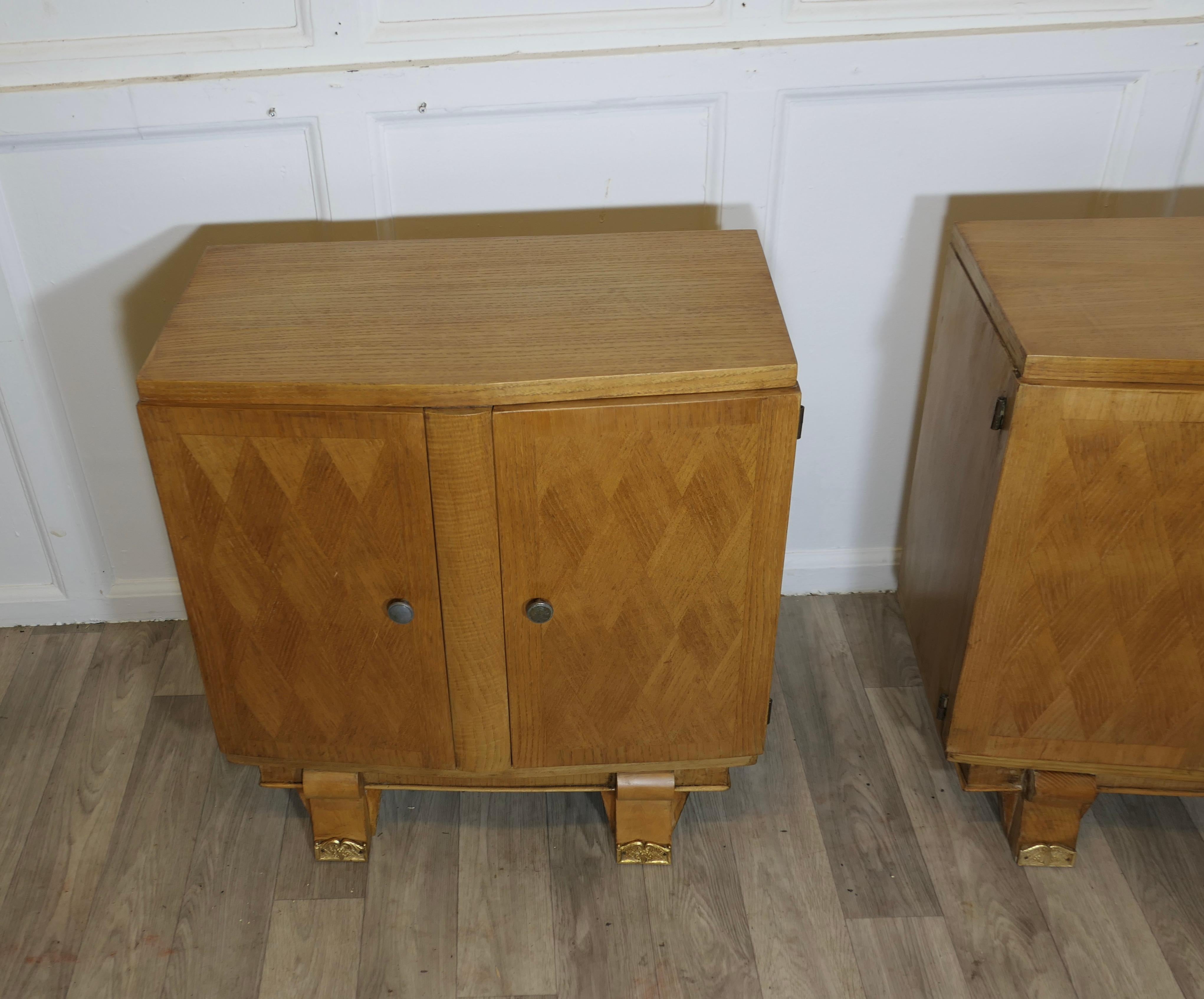 Ein Paar französische Art Deco Nachttische  Dies ist ein elegantes und stilvolles Paar (Mitte des 20. Jahrhunderts) im Angebot