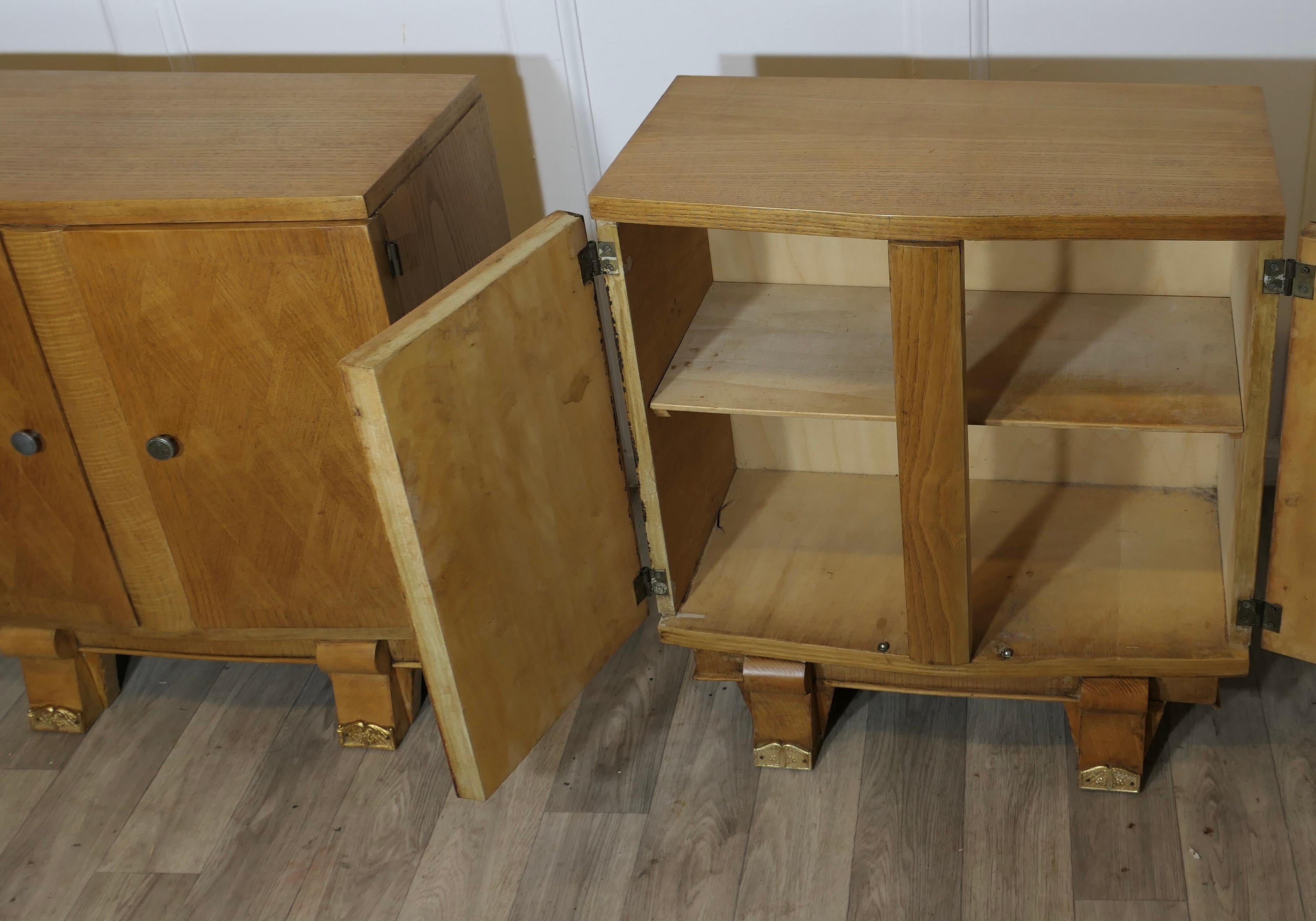Ein Paar französische Art Deco Nachttische  Dies ist ein elegantes und stilvolles Paar im Angebot 1