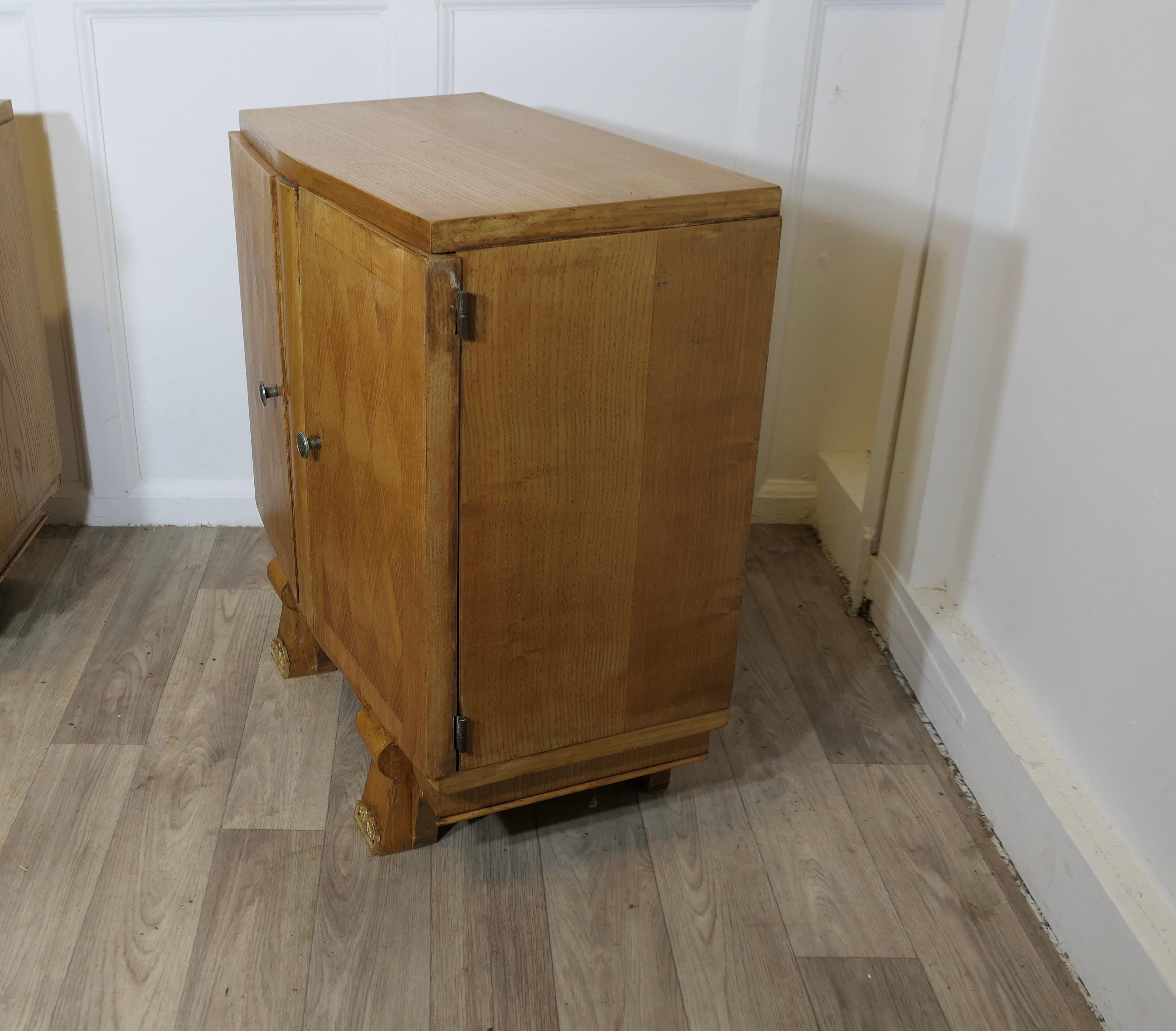 Ein Paar französische Art Deco Nachttische  Dies ist ein elegantes und stilvolles Paar im Angebot 2