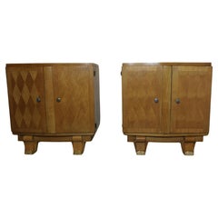 Paire de tables de chevet Art déco françaises  C'est une paire élégante et élégante