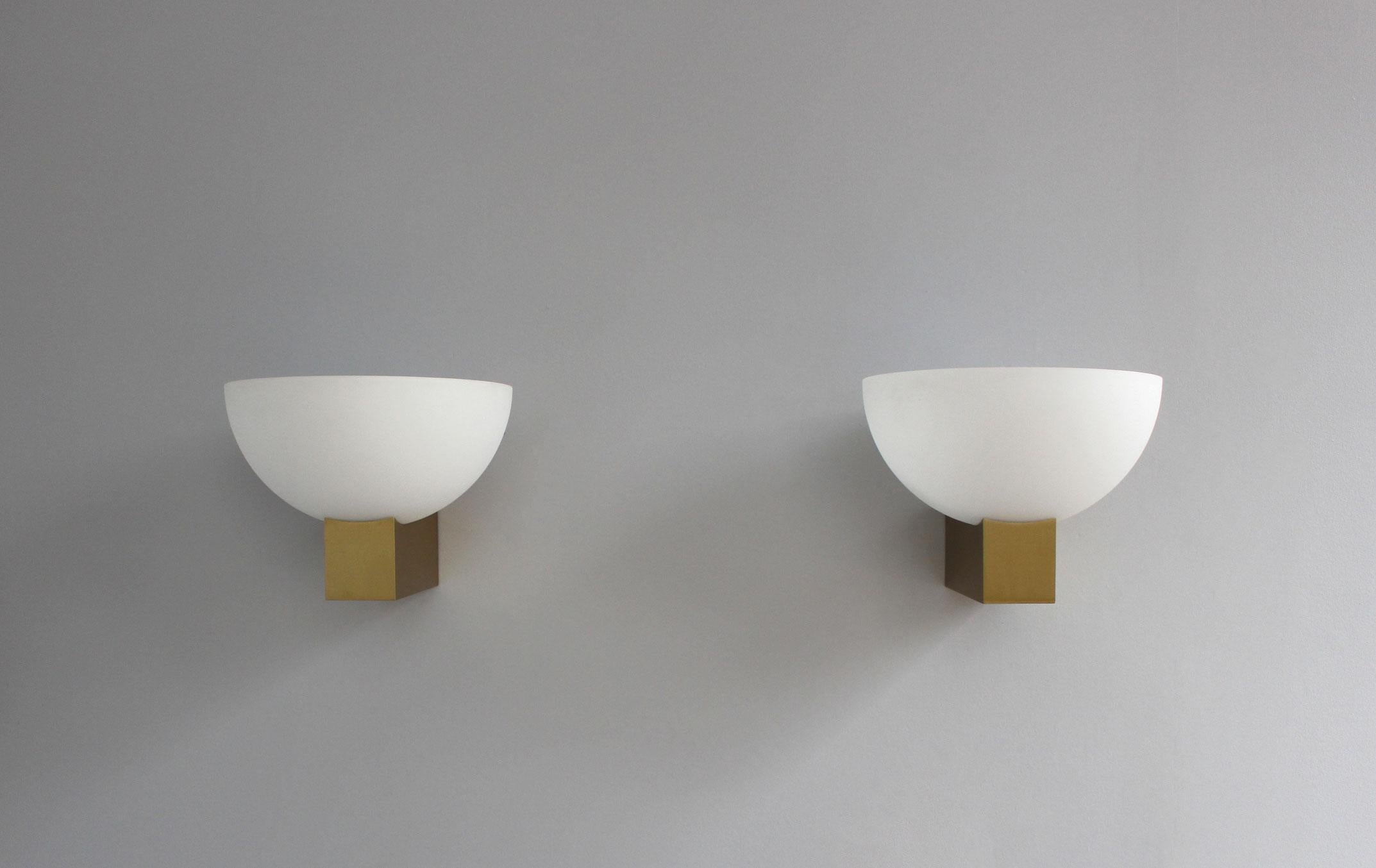 Paar französische Art-Déco-Weißglas-Leuchter aus Bronze und Weißglas von Jean Perzel im Angebot 1