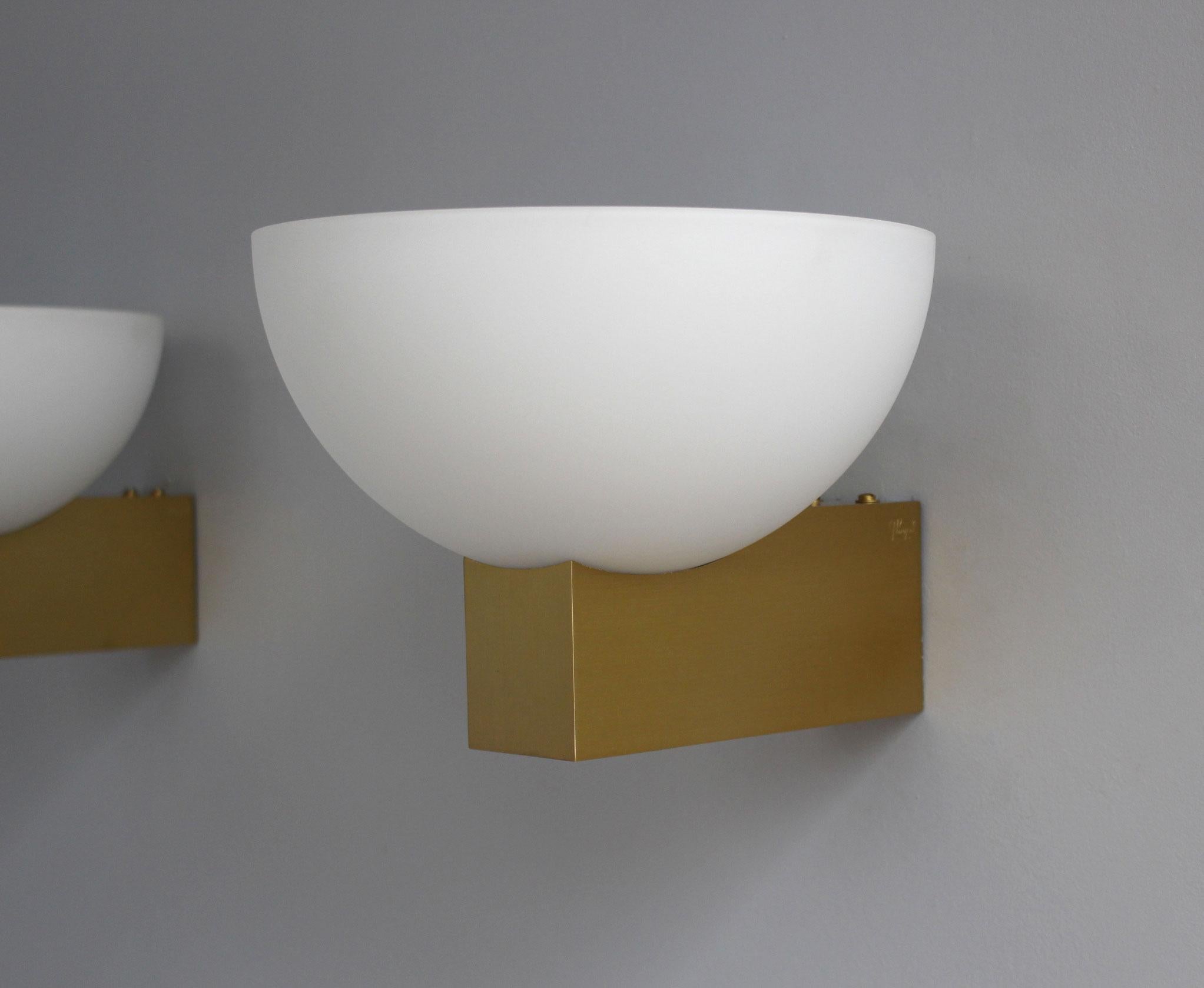 Paar französische Art-Déco-Weißglas-Leuchter aus Bronze und Weißglas von Jean Perzel im Angebot 3