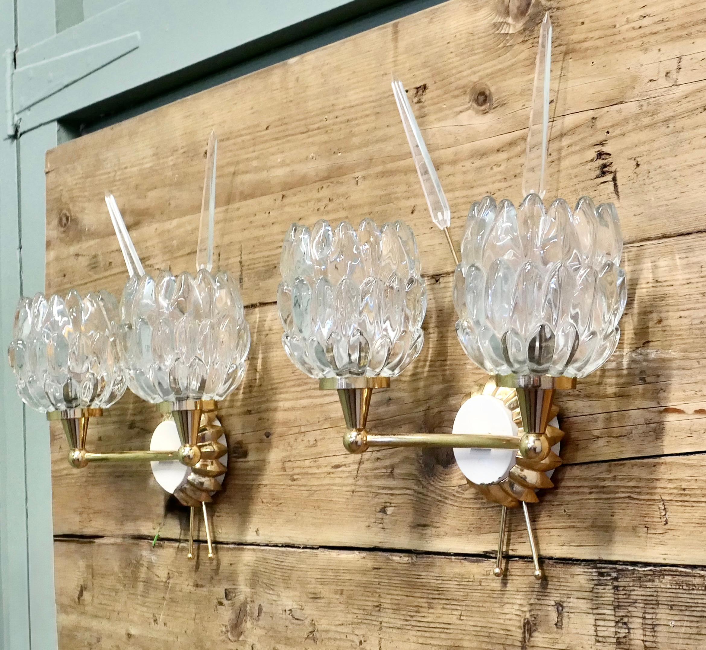 Coppia di lampade da parete in ottone e cristallo pesante in stile Art Déco francese

Una grande e pesante coppia di lampade da parete gemelle, le cornici sono in Ottone  con due terminali nella parte superiore e possono essere avvitati alla parete,