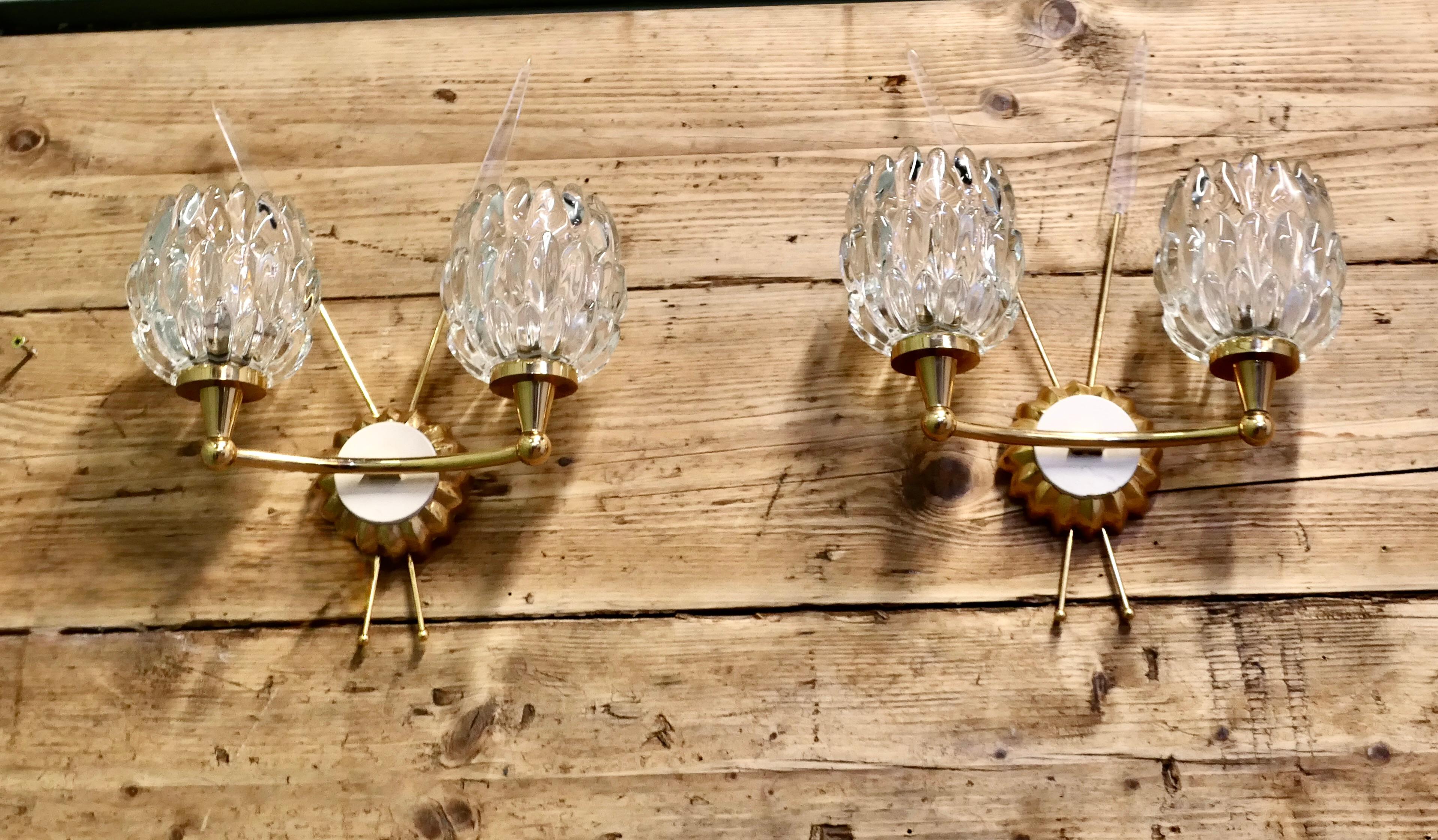 Metà XX secolo Coppia di lampade da parete in ottone e cristallo pesante in stile Art Déco francese  A in vendita
