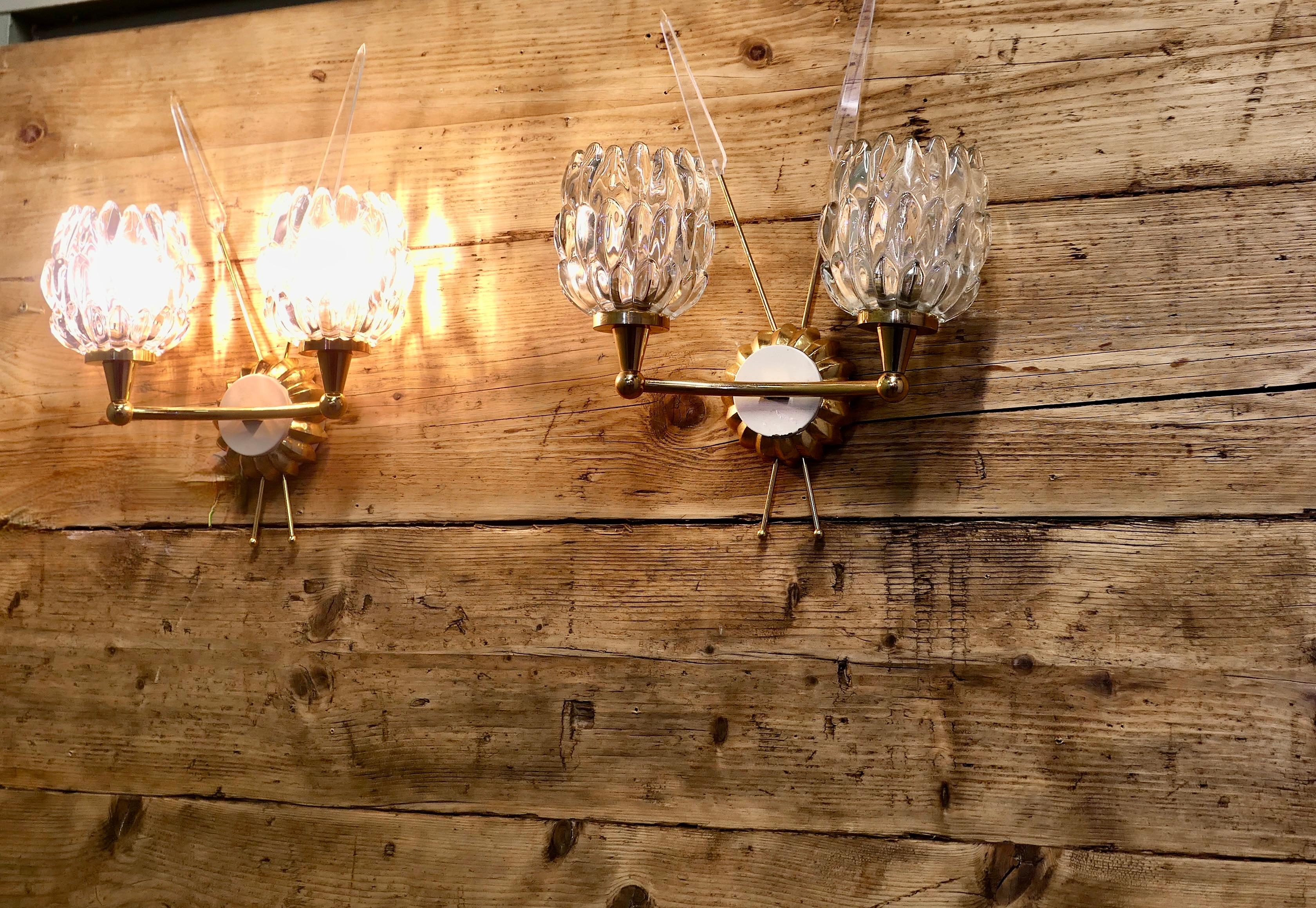 Coppia di lampade da parete in ottone e cristallo pesante in stile Art Déco francese  A in vendita 1