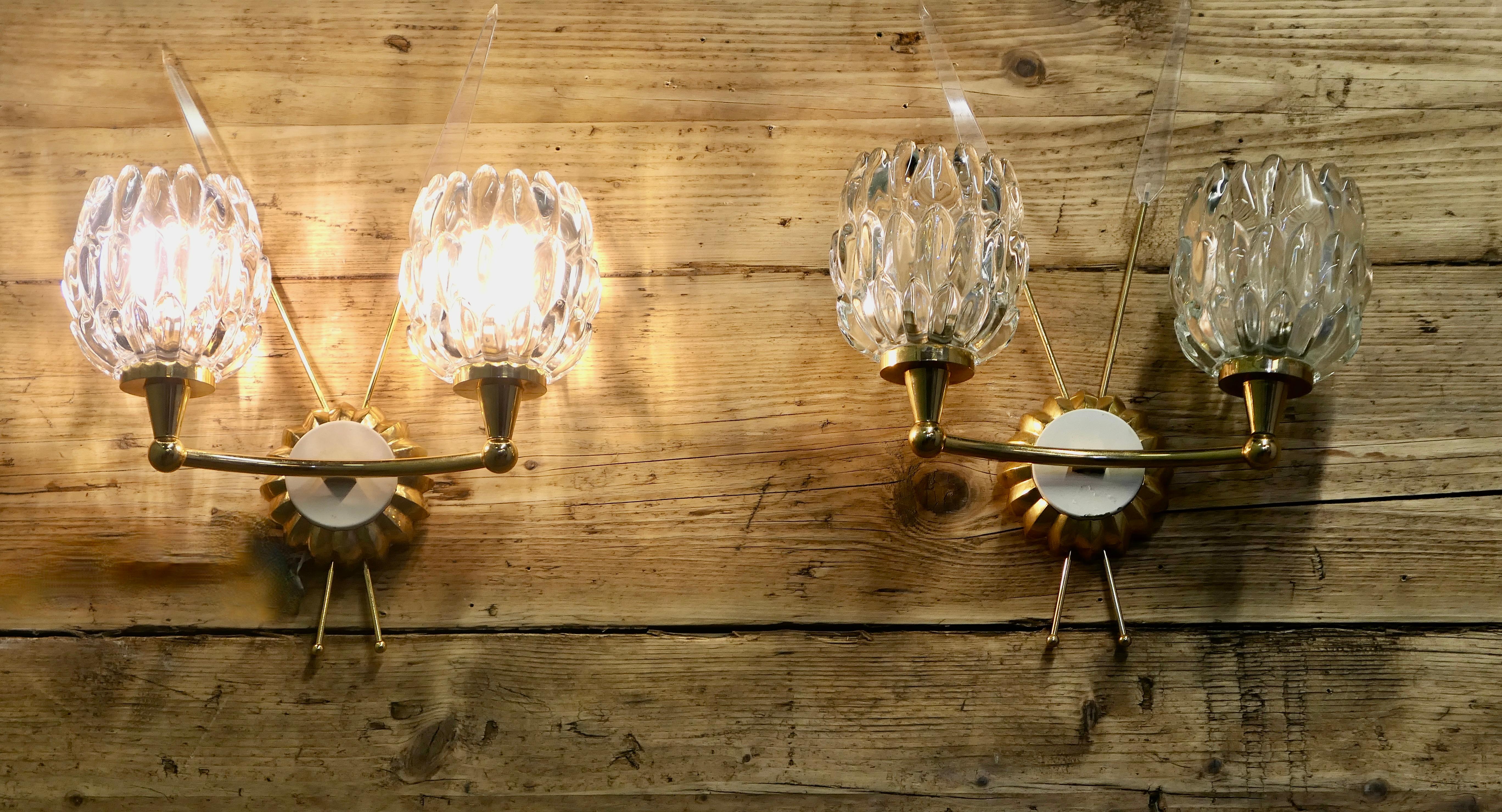 Coppia di lampade da parete in ottone e cristallo pesante in stile Art Déco francese  A in vendita 2